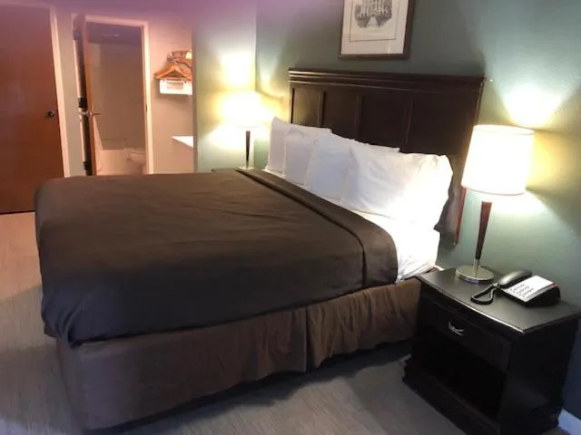 Photo of the whole room, Bed in Americas Best Value Inn Athens