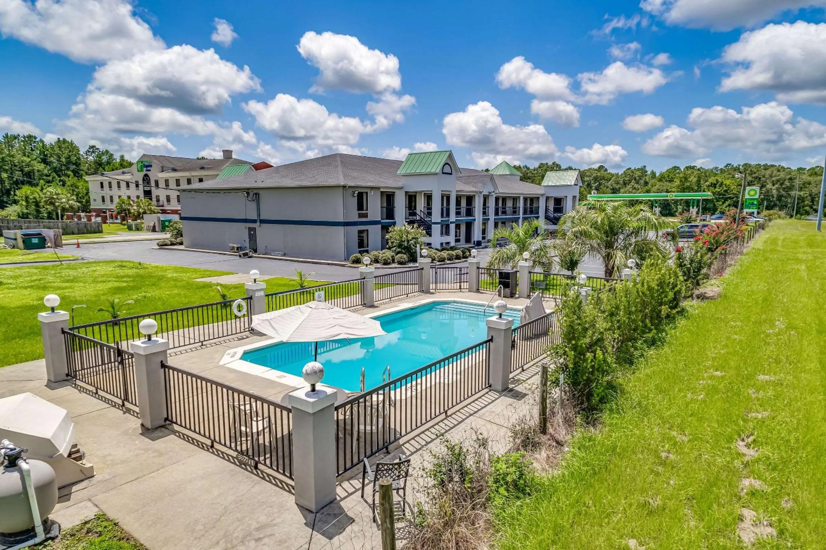 Swimming pool in Quality Inn Quincy - Tallahassee West