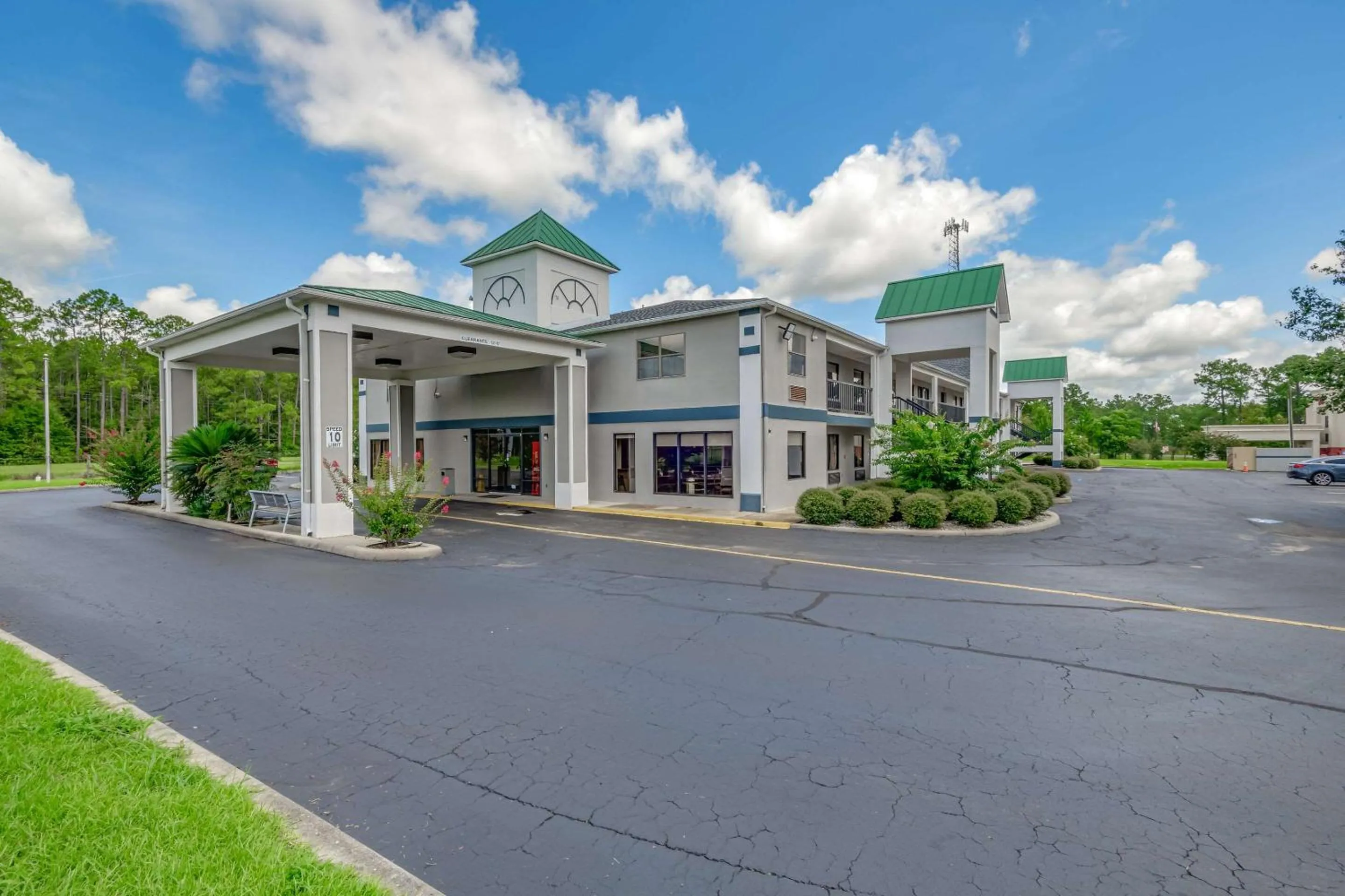 Property building in Quality Inn Quincy - Tallahassee West