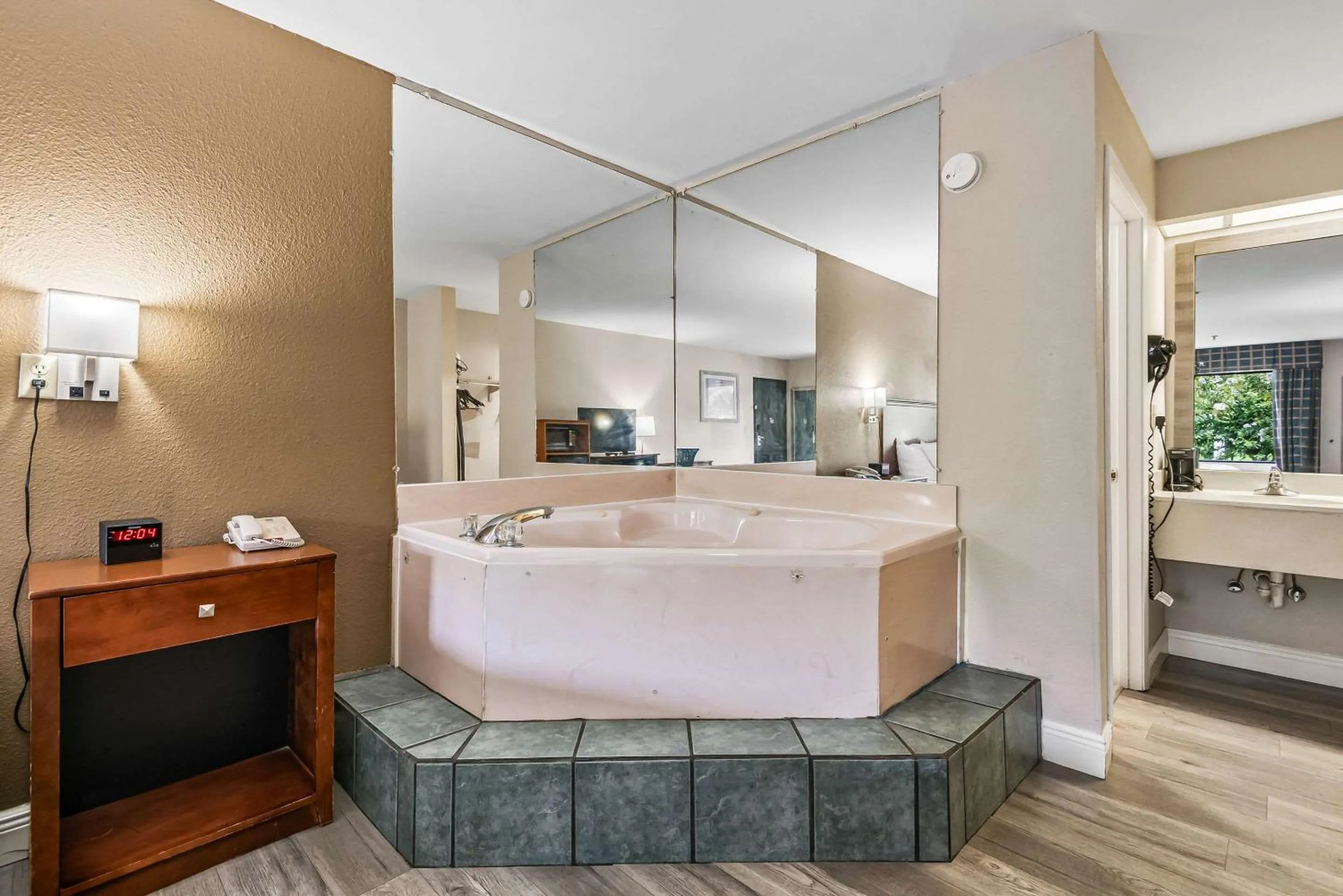 Bedroom in Quality Inn Quincy - Tallahassee West