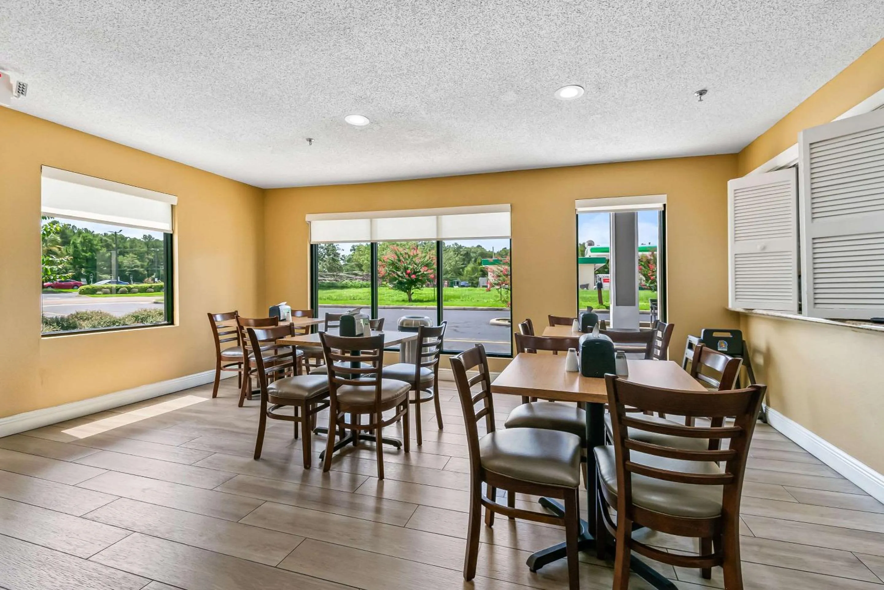 Breakfast in Quality Inn Quincy - Tallahassee West