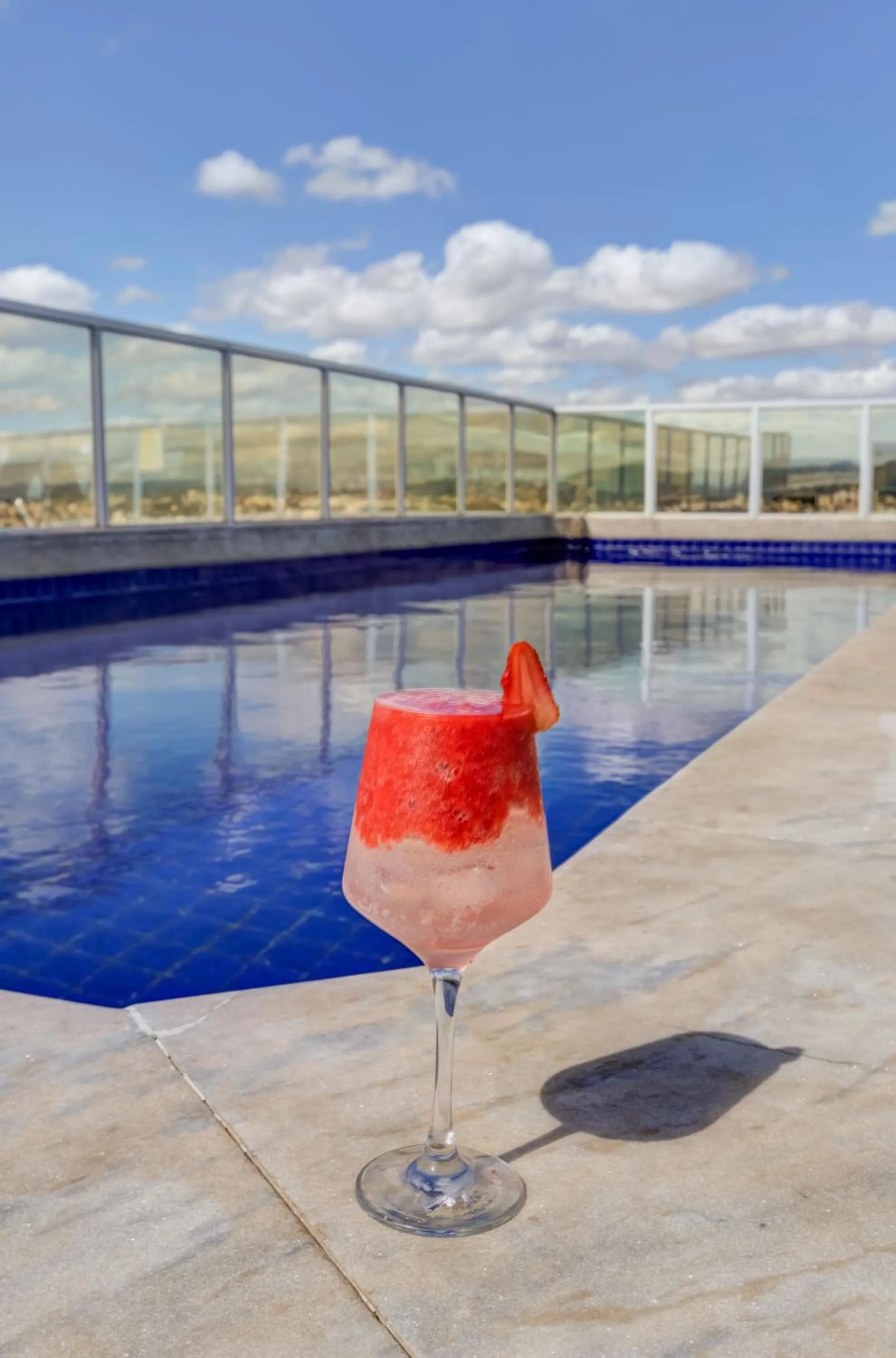 Swimming pool in Allia Gran Pampulha Suites