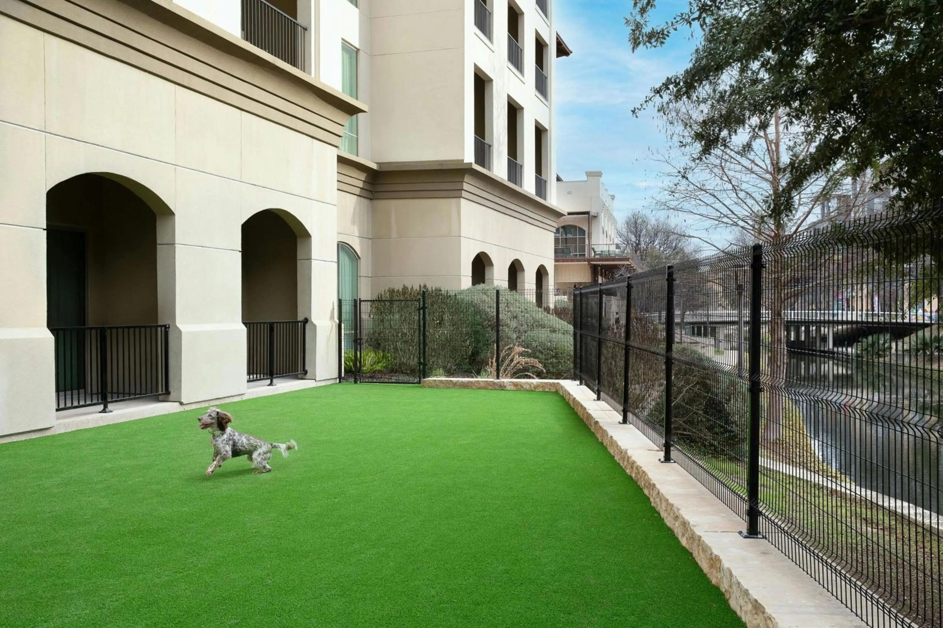 Lounge or bar in Sol Cypress, San Antonio, a Tribute Portfolio Hotel