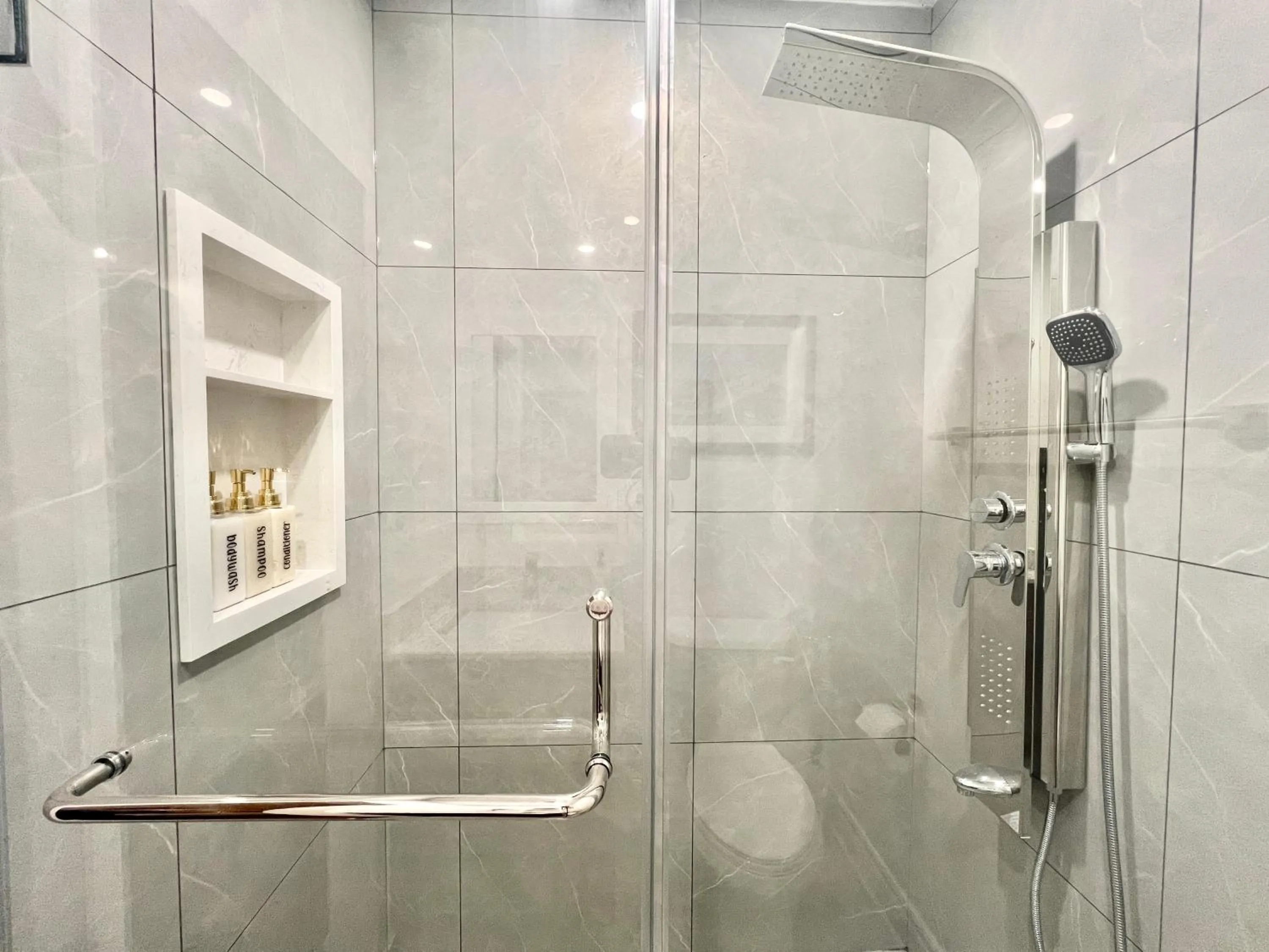 Shower in Upgraded Rooms with Bath 7-min to Subway Near Downsview Rogers Stadium