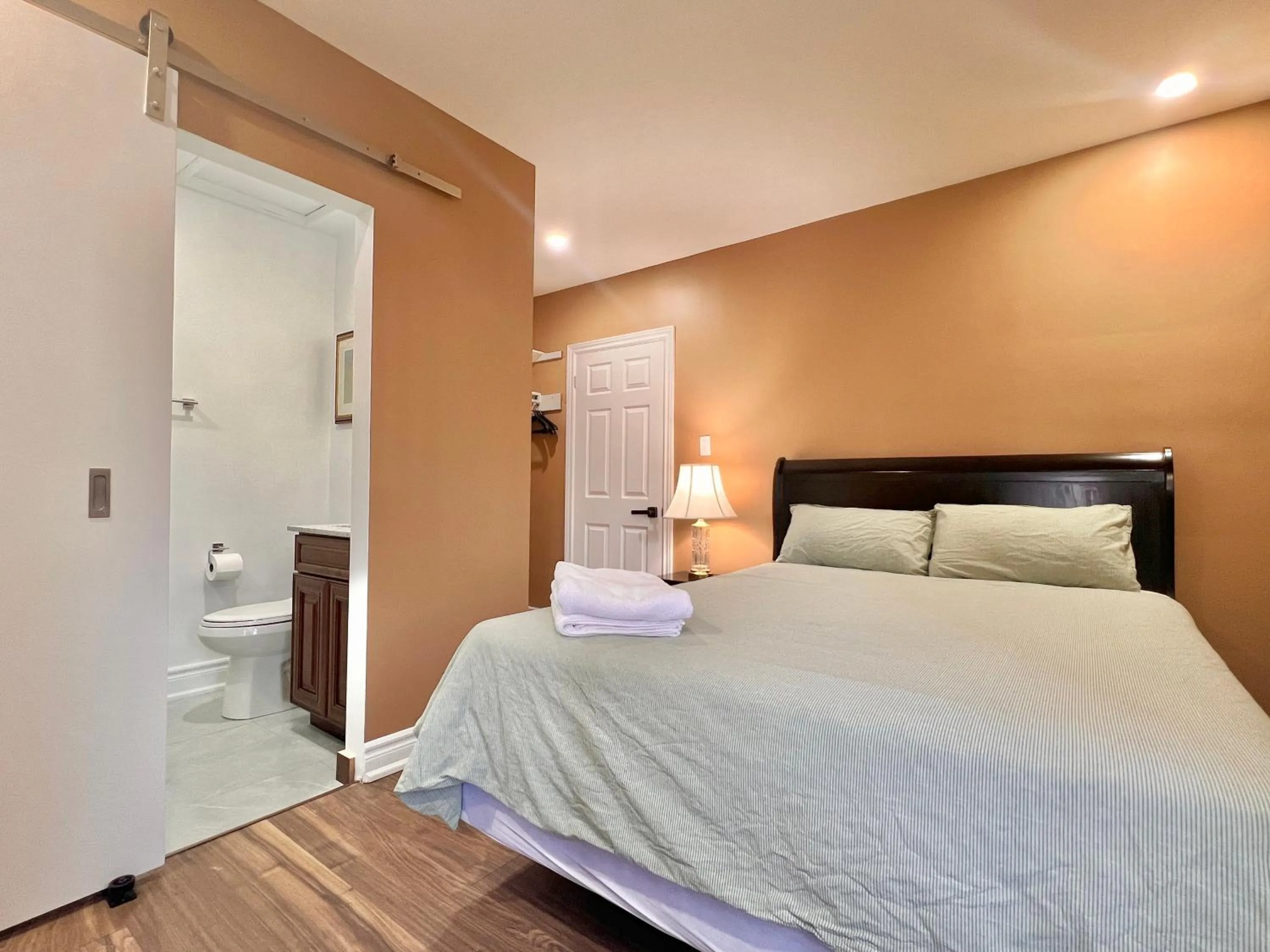 Bed in Upgraded Rooms with Bath 7-min to Subway Near Downsview Rogers Stadium
