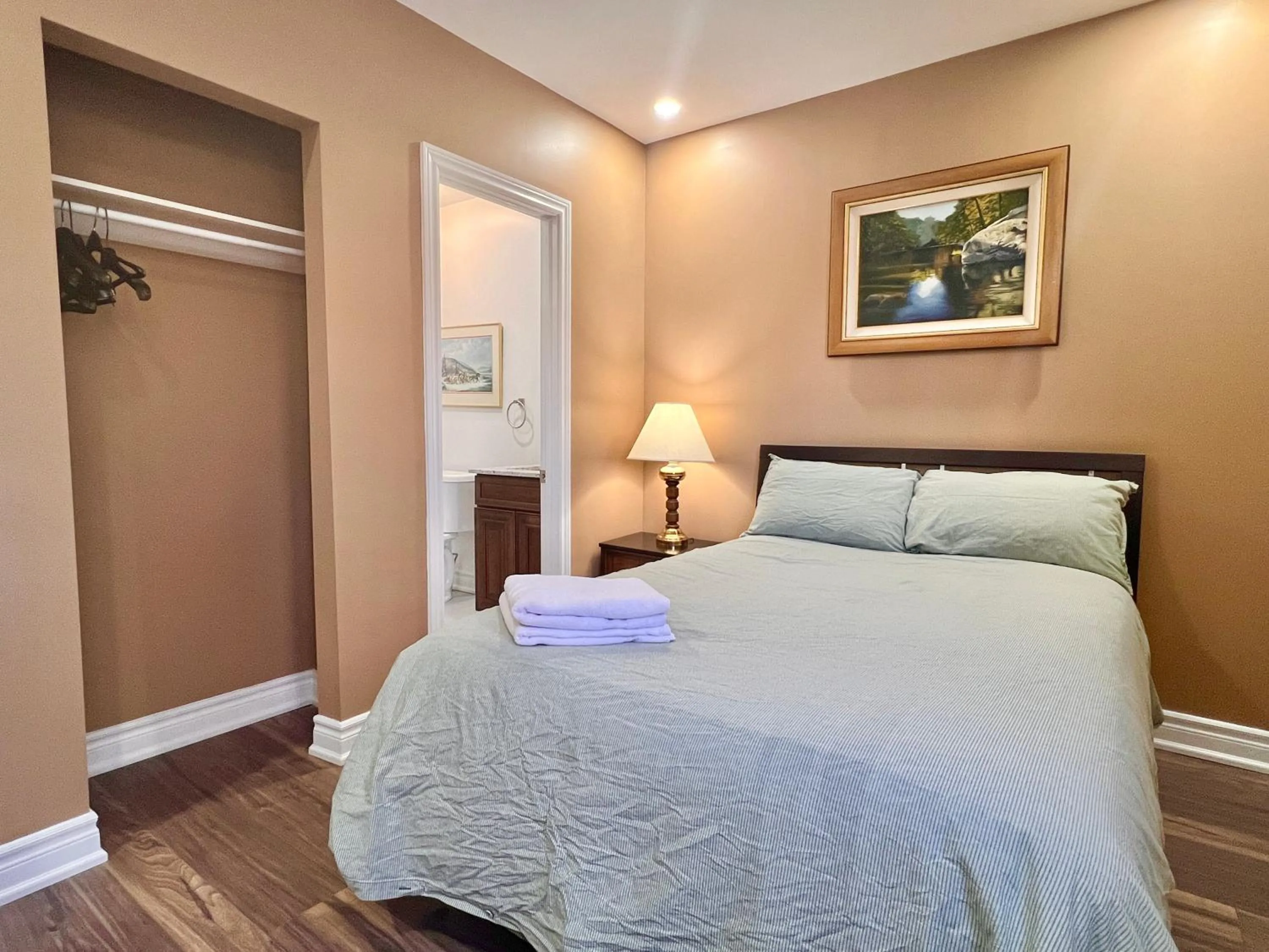 Bed in Upgraded Rooms with Bath 7-min to Subway Near Downsview Rogers Stadium