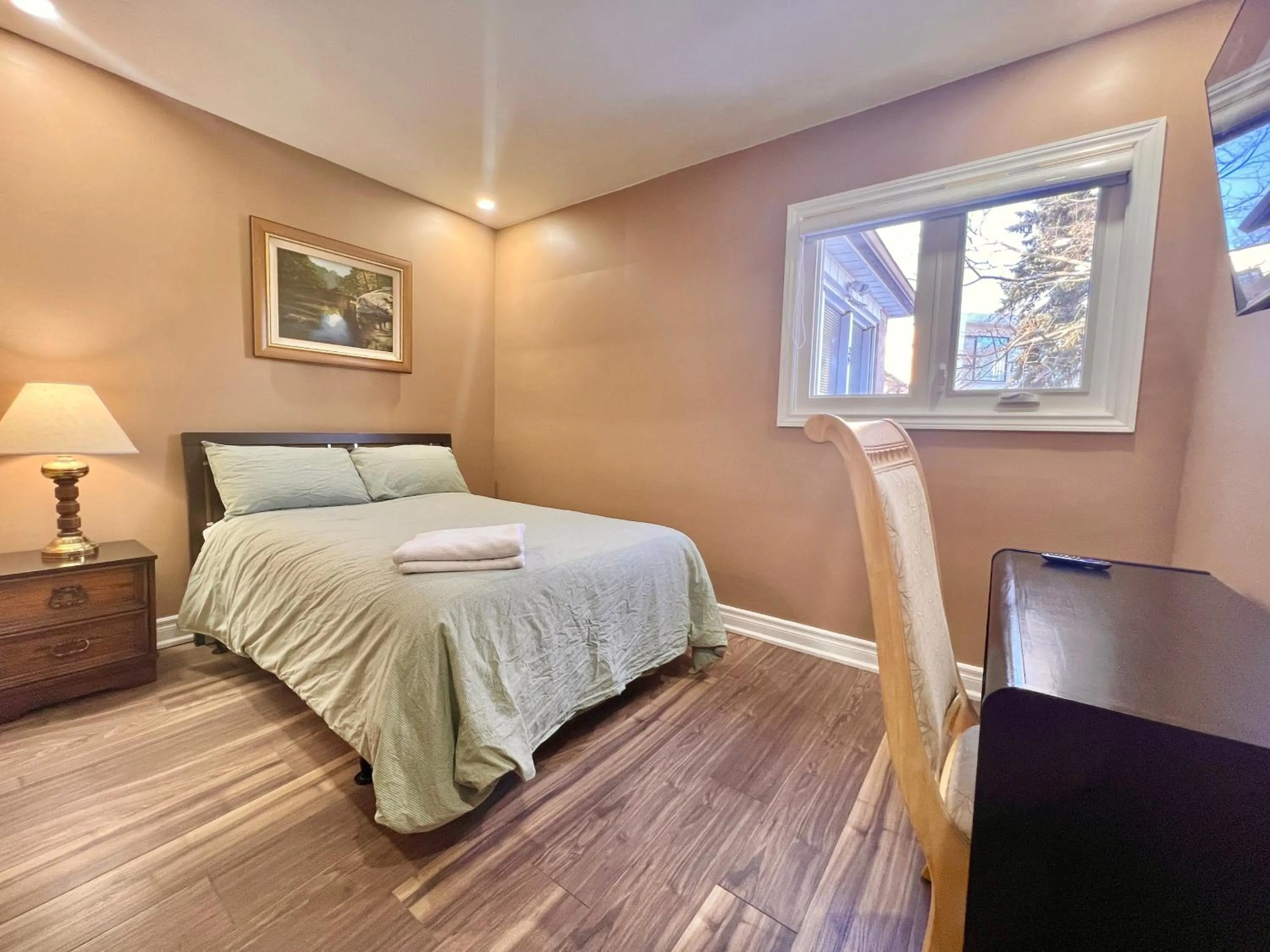 Bed in Upgraded Rooms with Bath 7-min to Subway Near Downsview Rogers Stadium