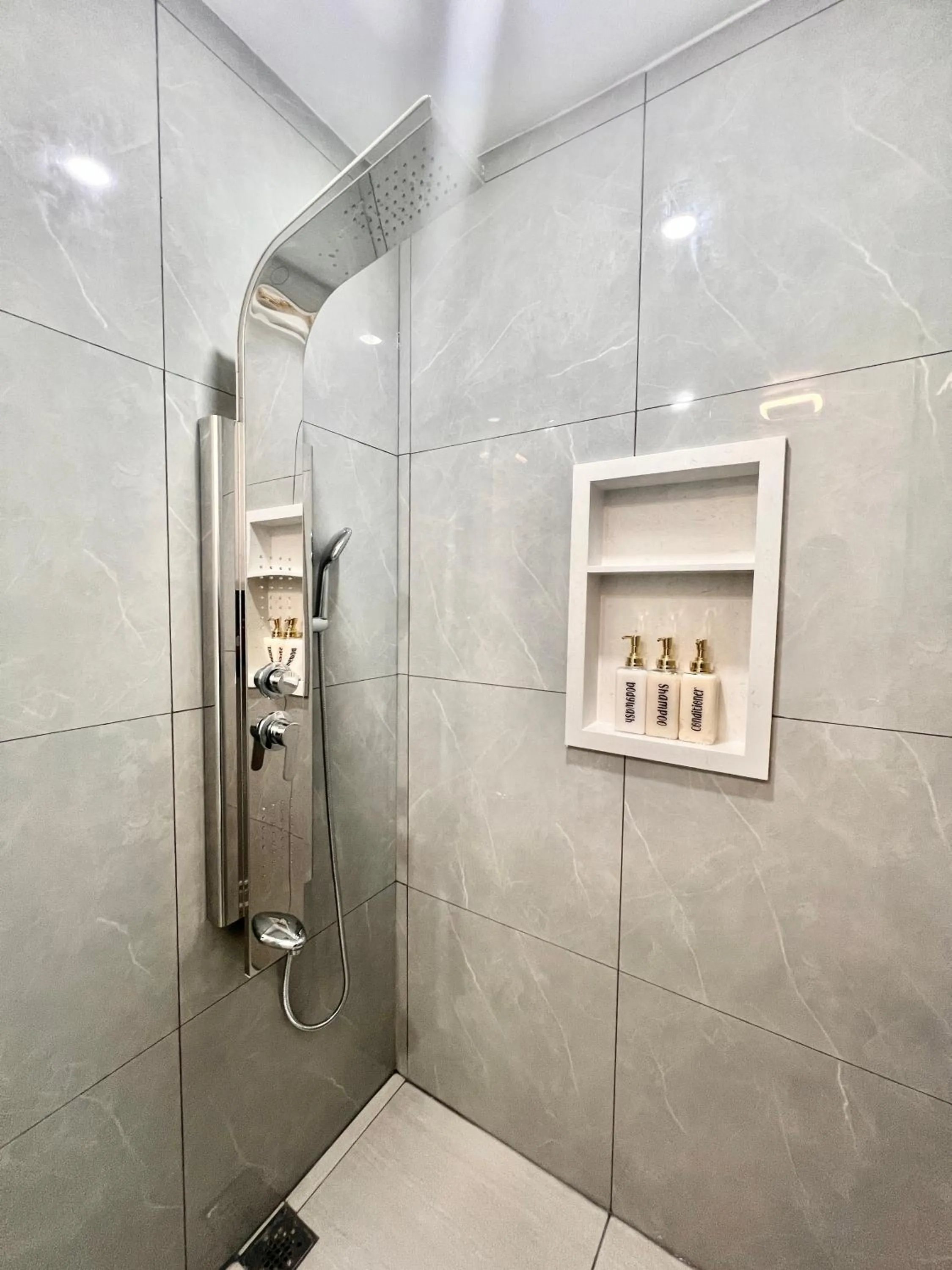 Shower in Upgraded Rooms with Bath 7-min to Subway Near Downsview Rogers Stadium