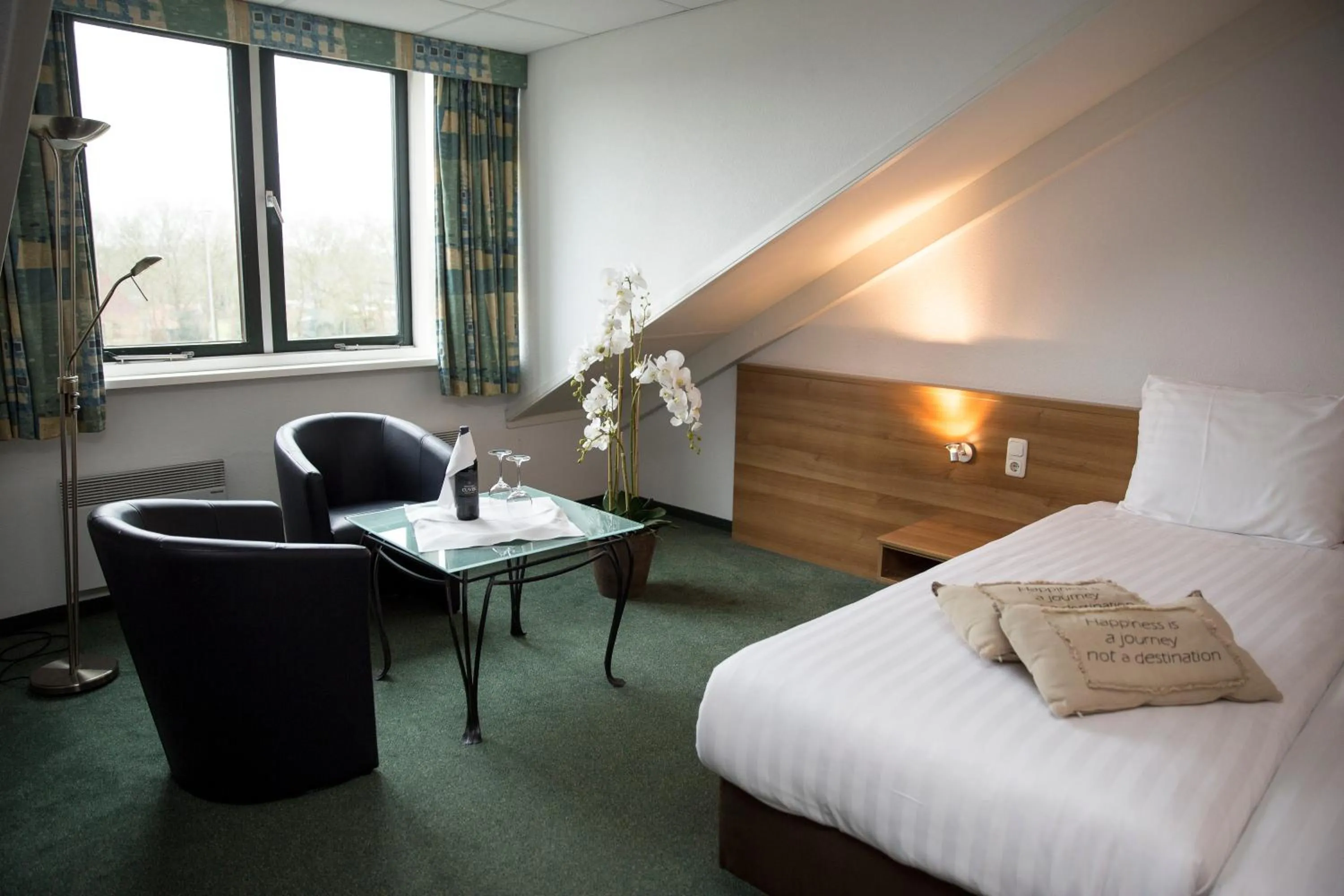 Seating area, Bed in Fletcher Hotel Restaurant Heidehof