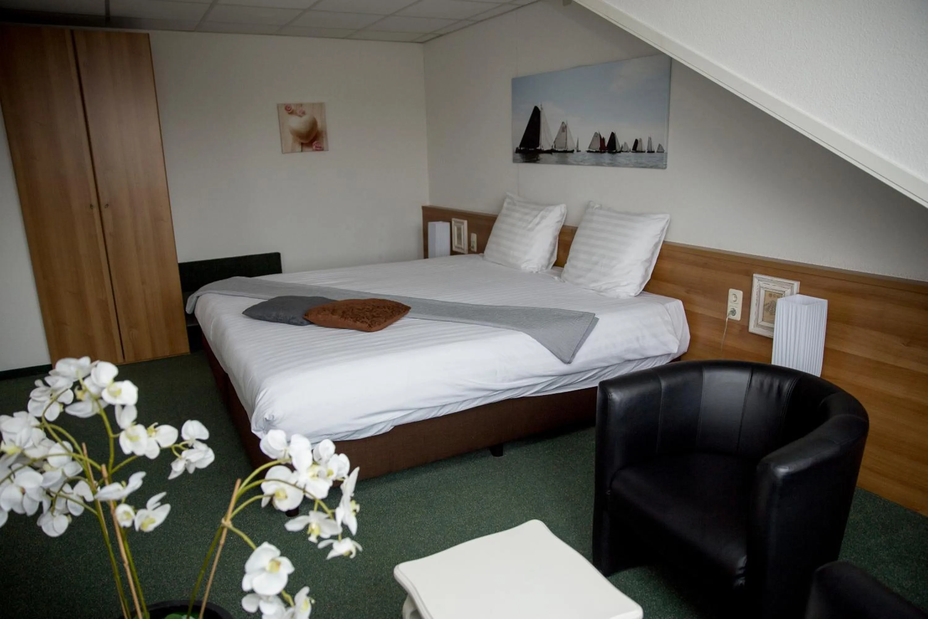 Bedroom, Bed in Fletcher Hotel Restaurant Heidehof