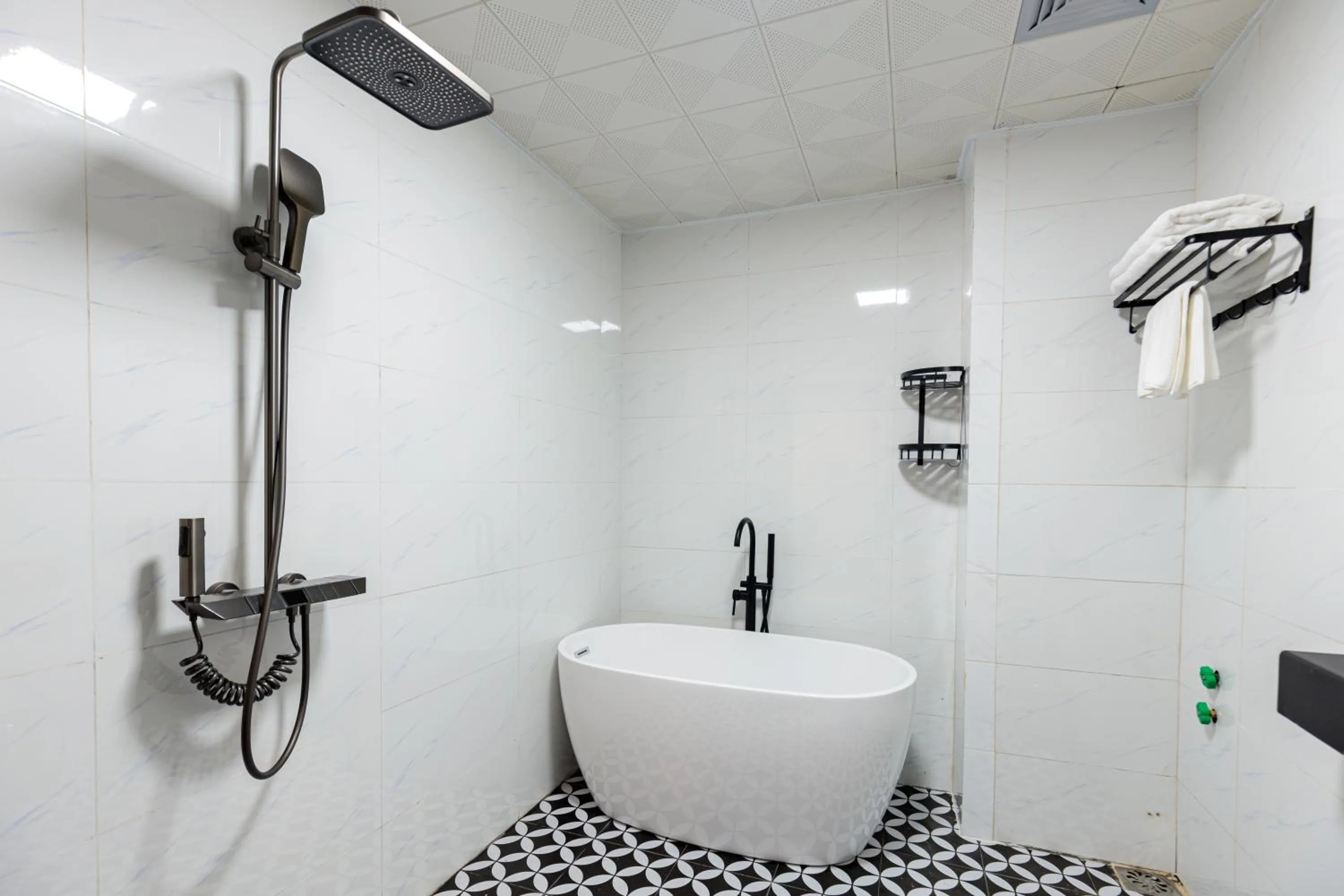 Shower in Babeeni Family Hotel Sapa