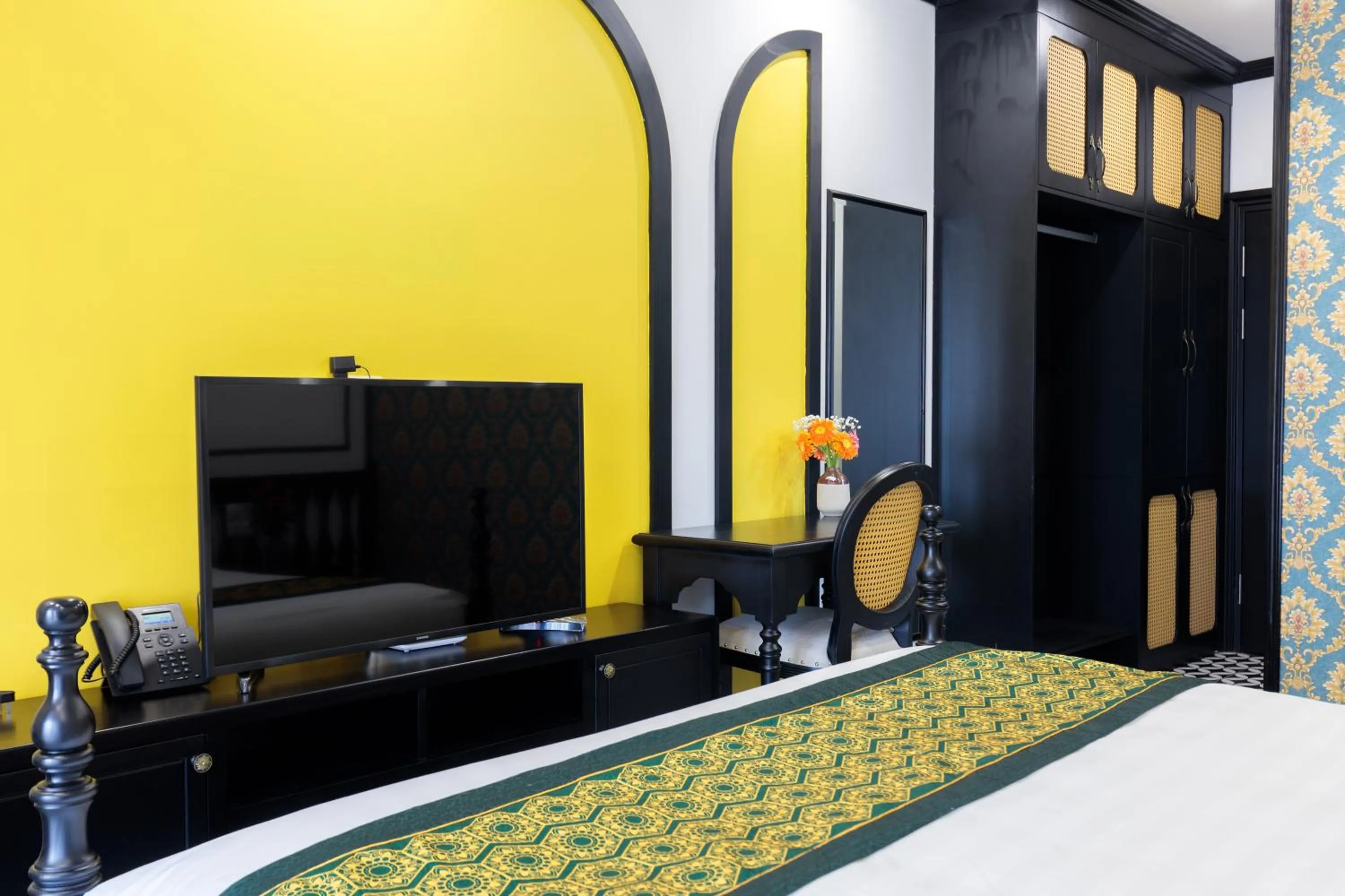 TV and multimedia, Bed in Babeeni Family Hotel Sapa