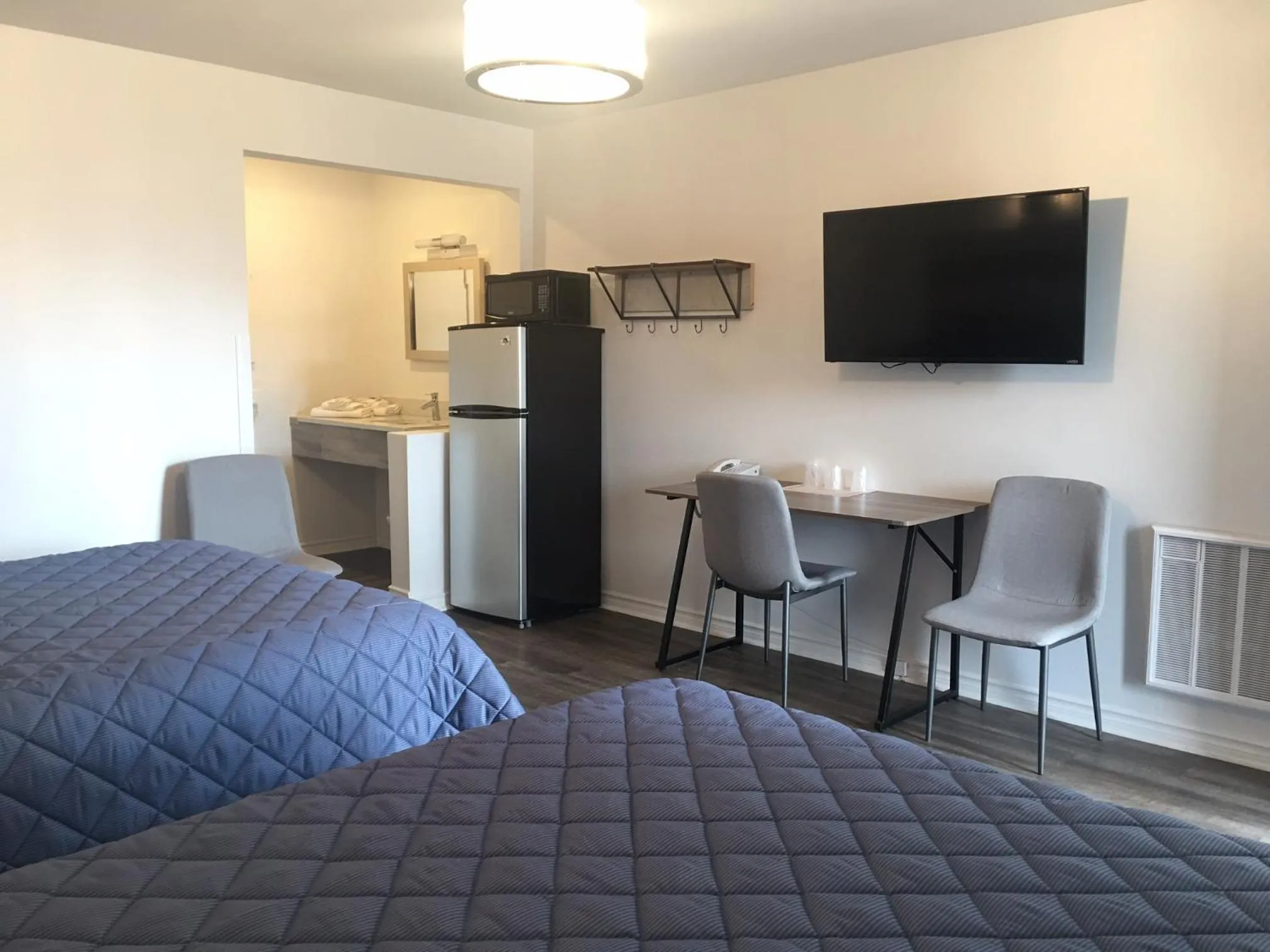 Communal lounge/ TV room, Bed in Elect Inn 5