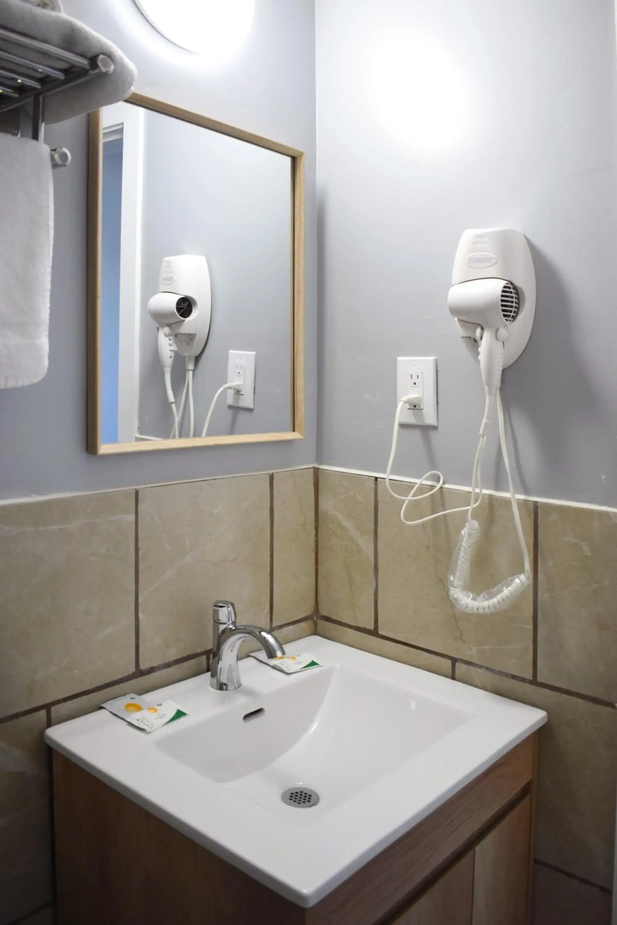 Queen Room with Two Queen Beds in Elect Inn 5 Queen Room with Two Queen Beds in Elect Inn 5