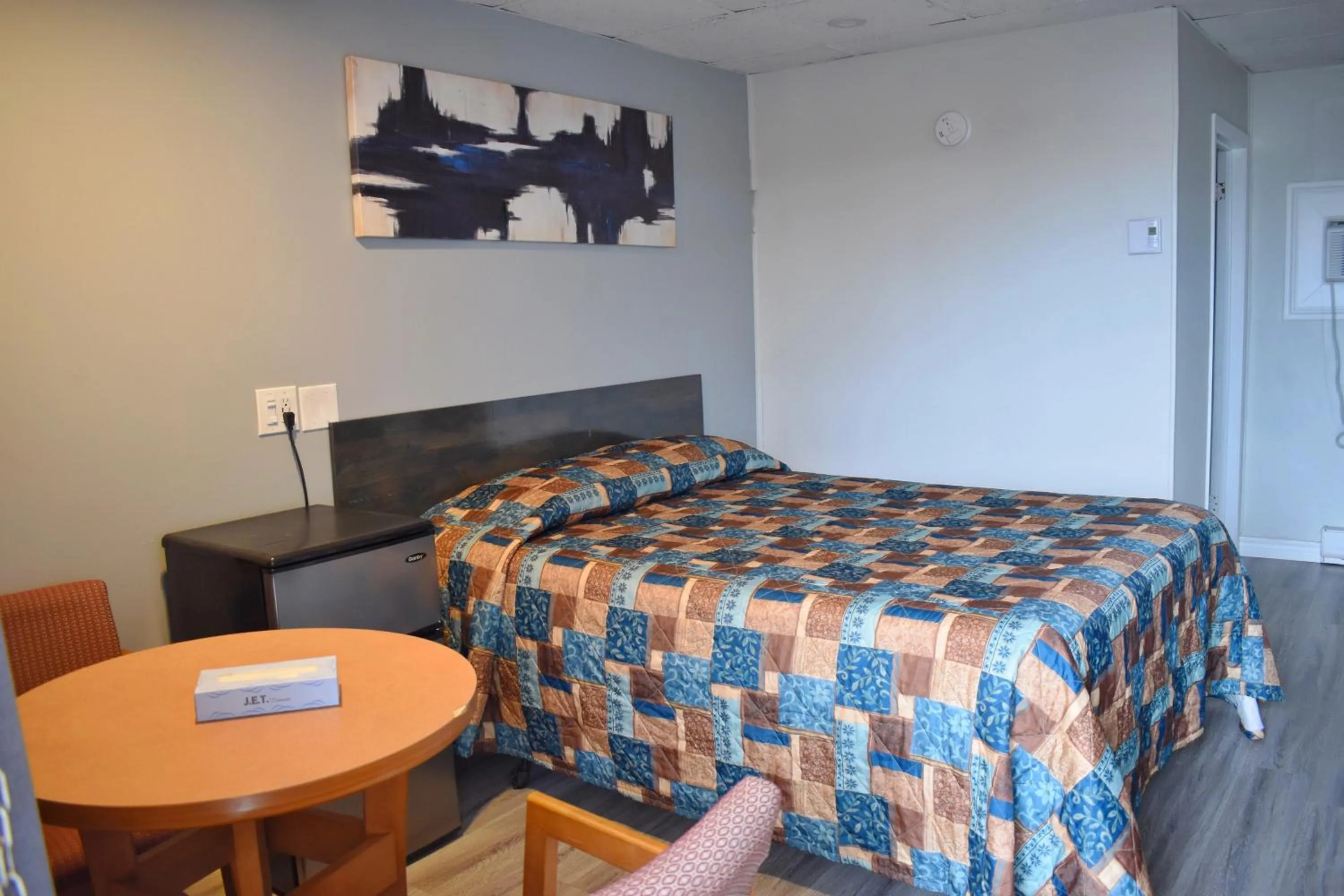 Photo of the whole room, Bed in Elect Inn 5