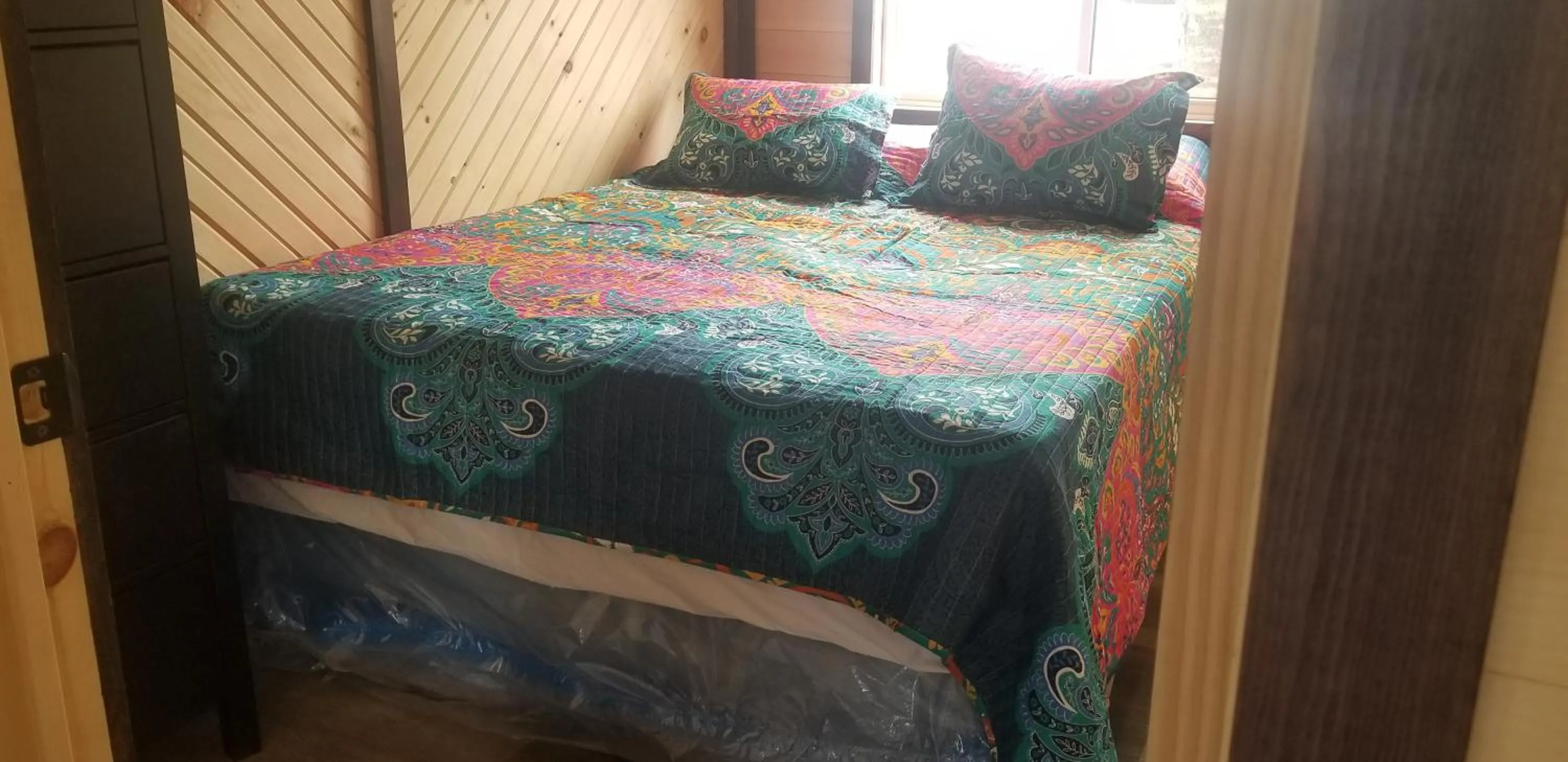 Bed in Stoneburg Cove Cottages