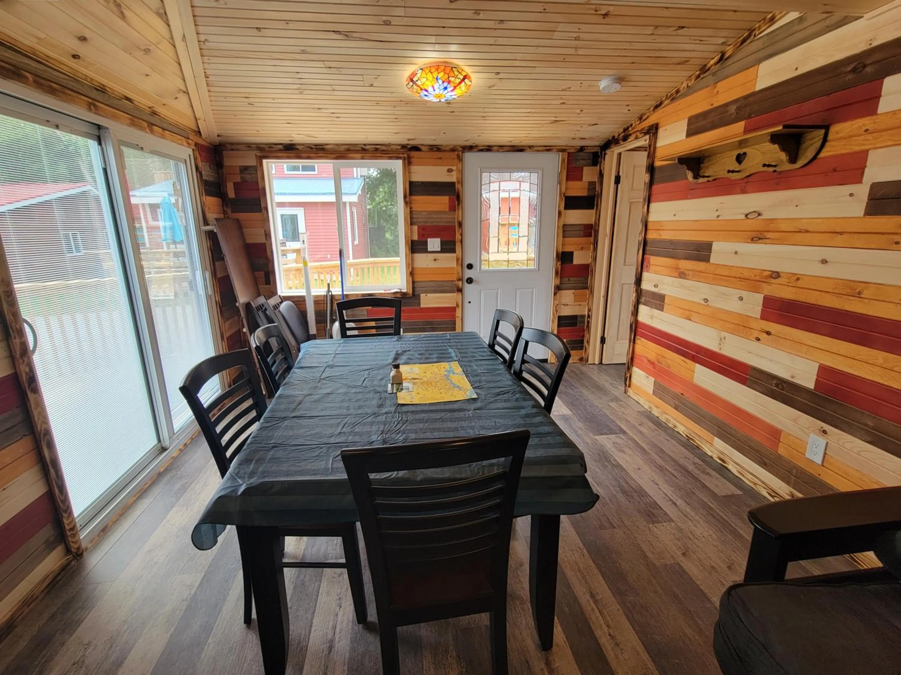 Dining area in Stoneburg Cove Cottages