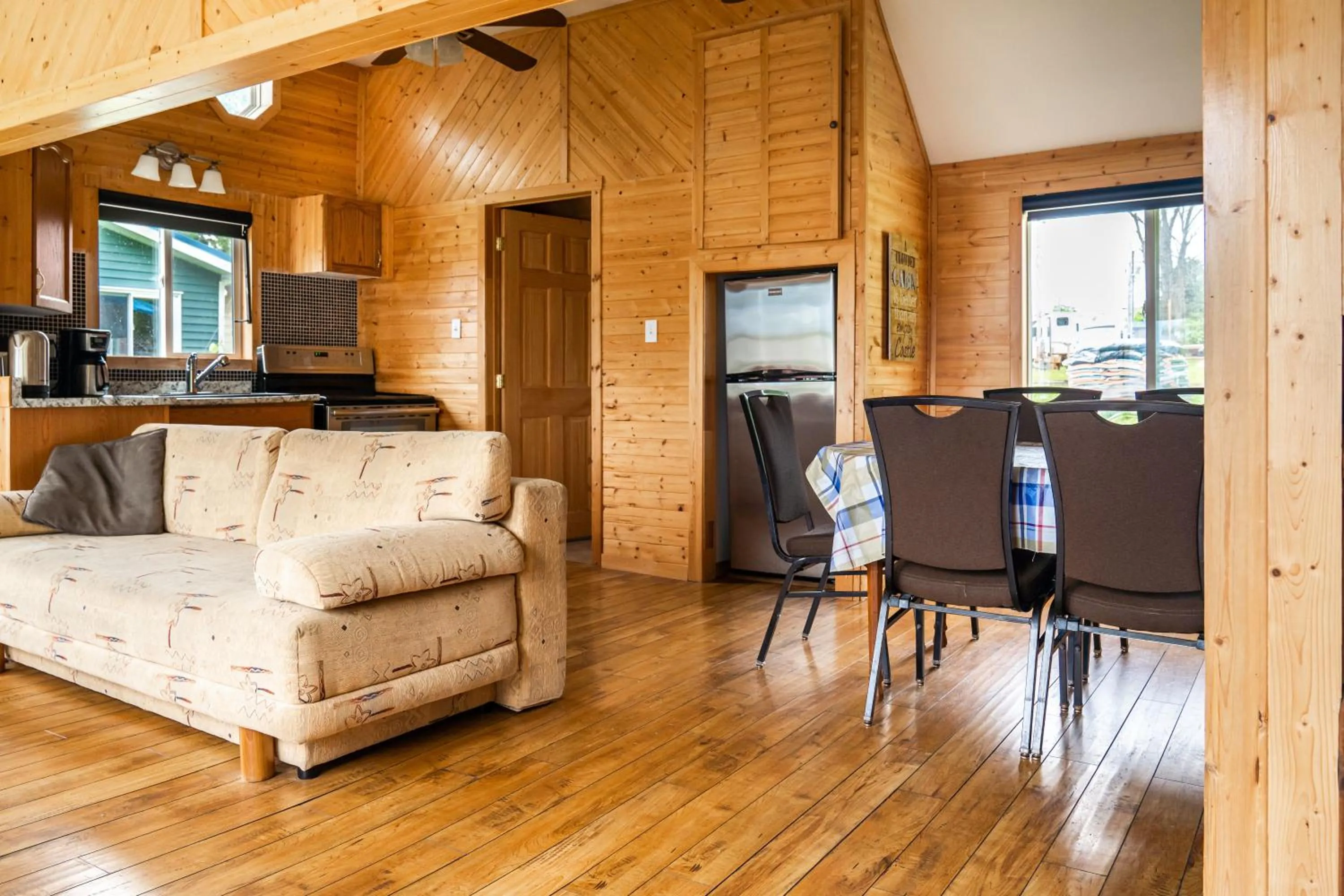 Dining area in Stoneburg Cove Cottages