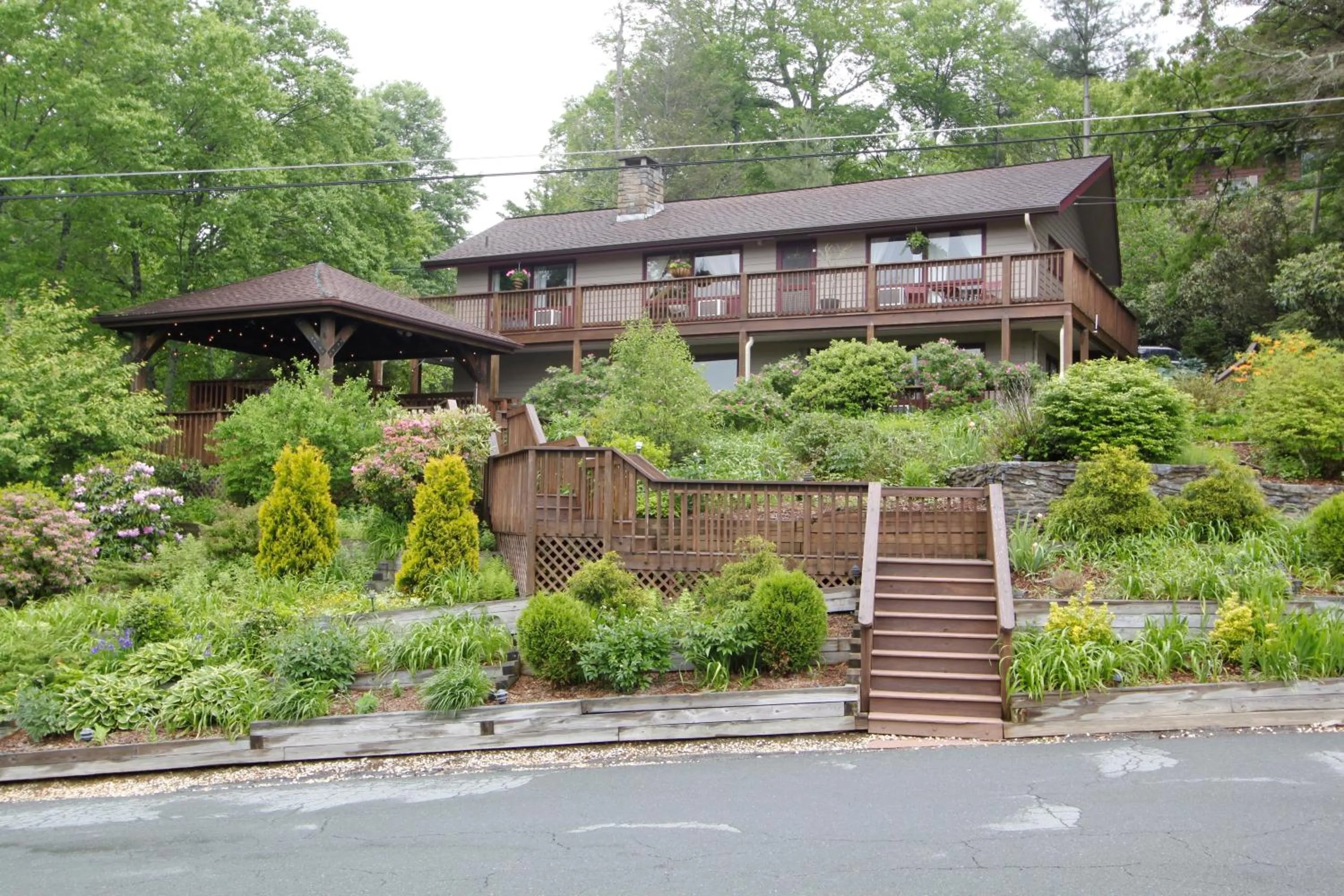 Facade/entrance in Cliff Dwellers Inn