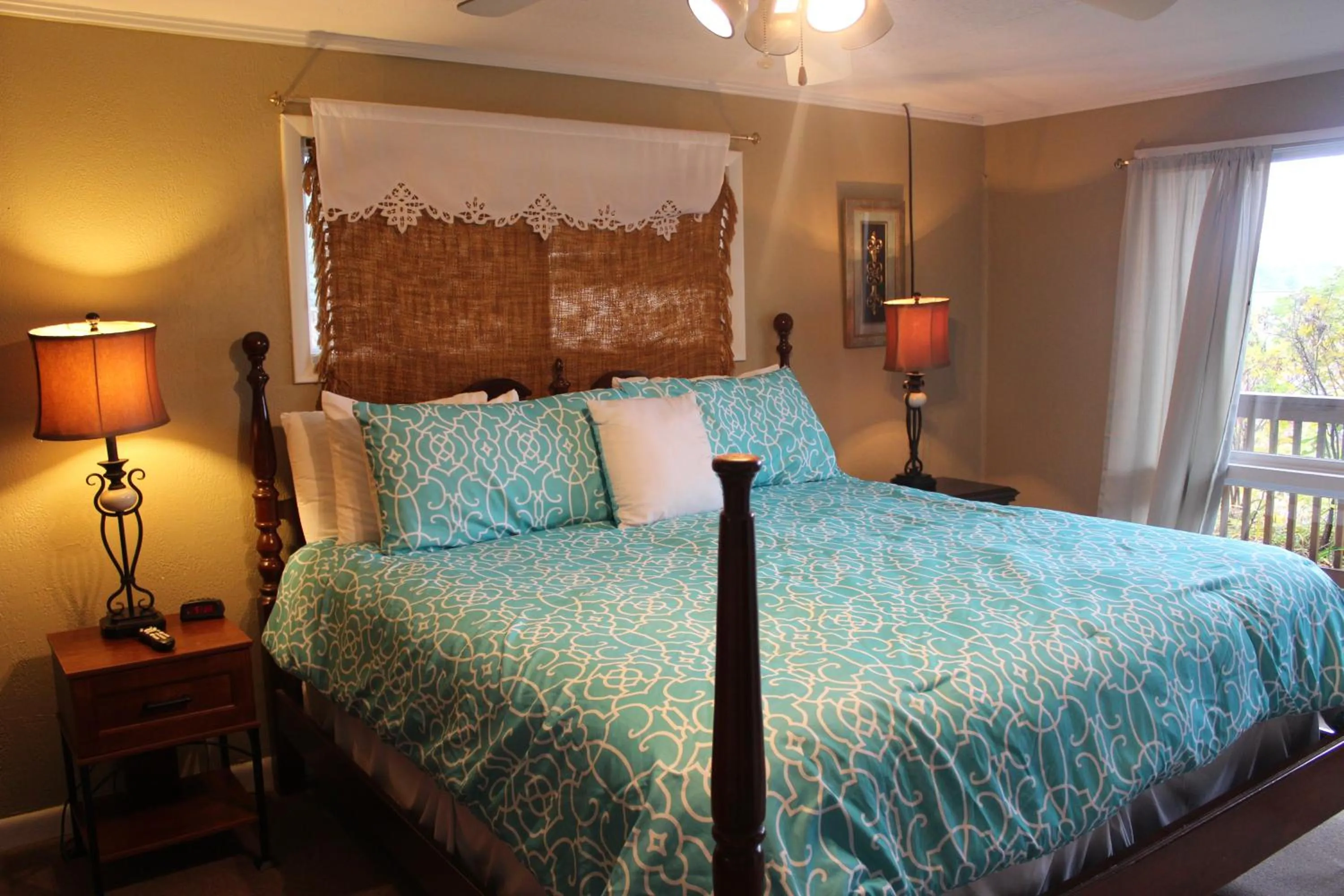 Day, Bed in Cliff Dwellers Inn