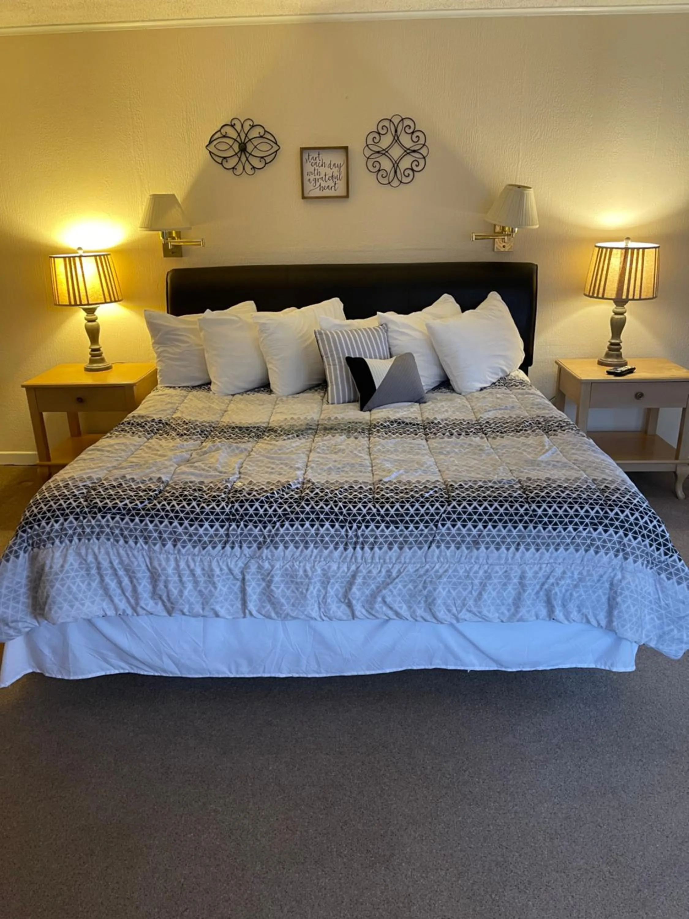 Bed in Cliff Dwellers Inn