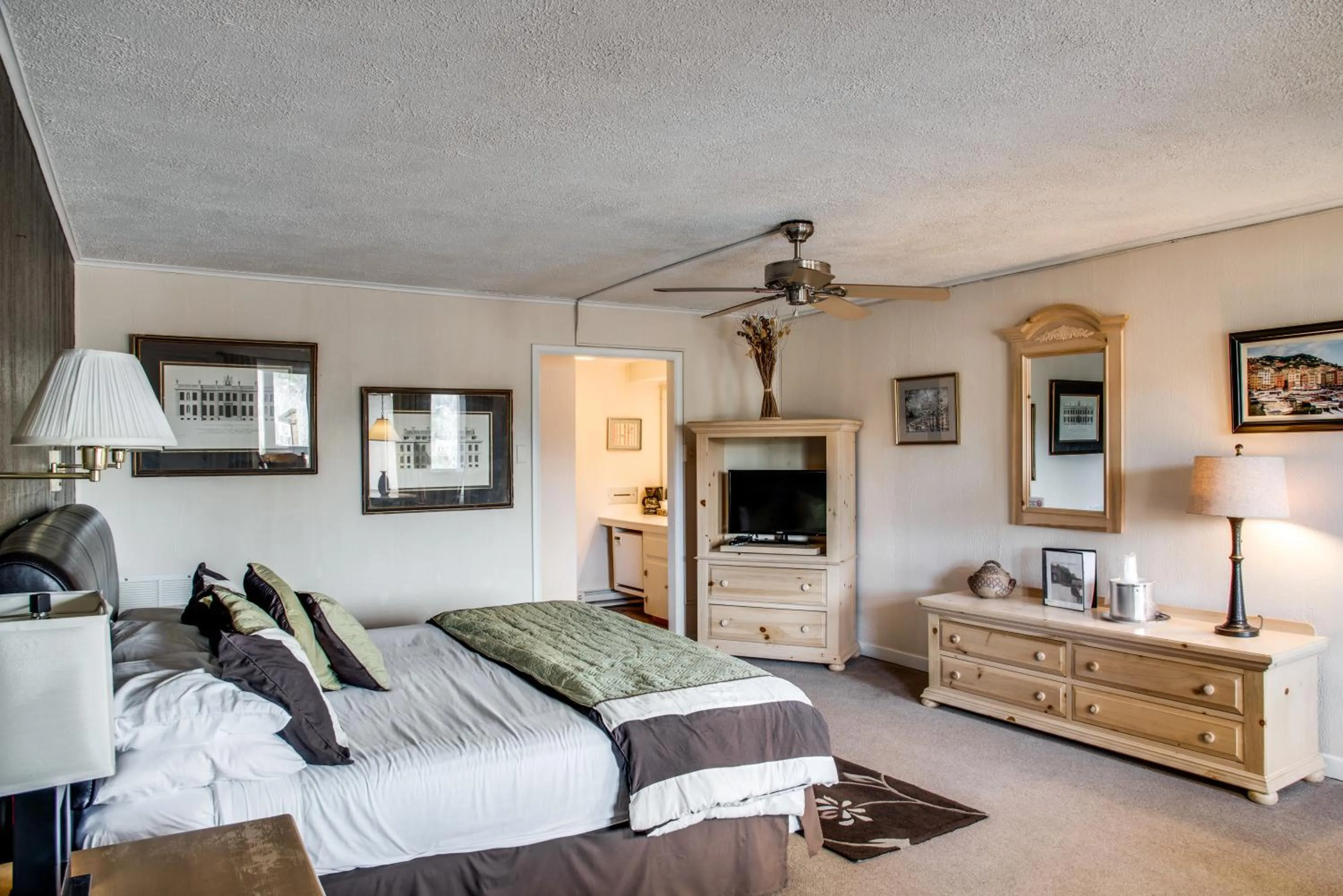 Bedroom, Bed in Cliff Dwellers Inn