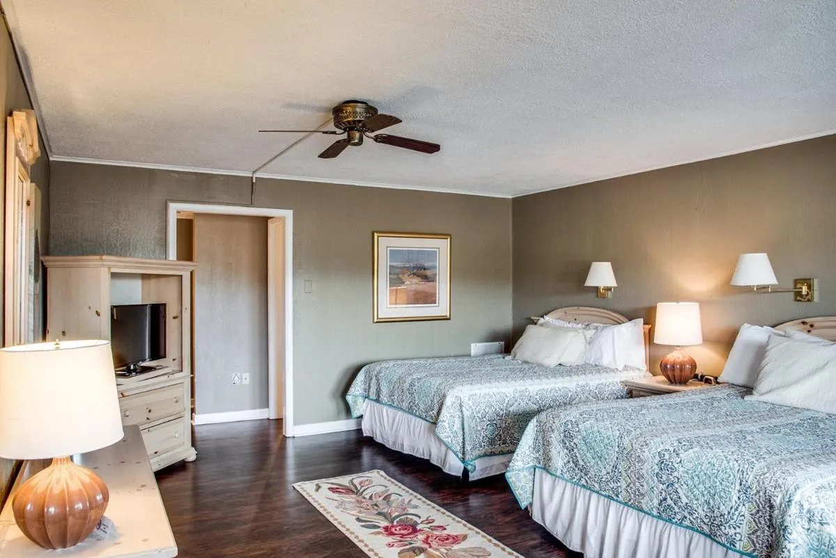 Photo of the whole room, Bed in Cliff Dwellers Inn