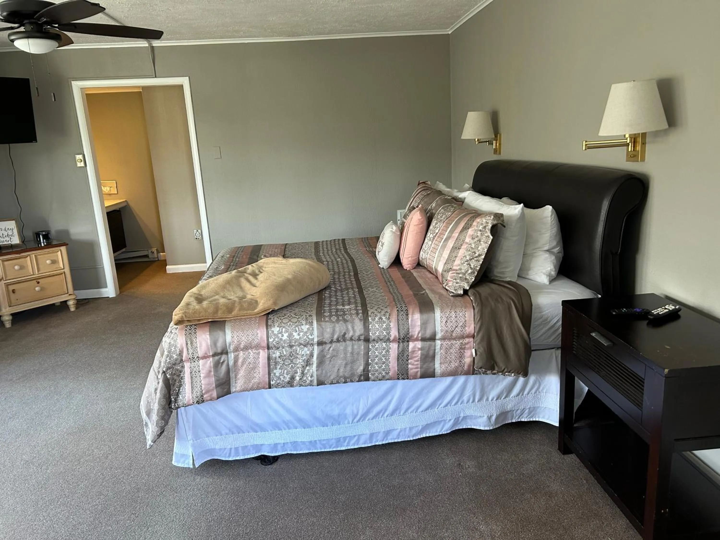 Bed in Cliff Dwellers Inn