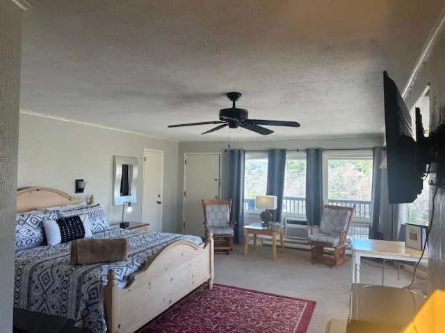 Photo of the whole room, Bed in Cliff Dwellers Inn