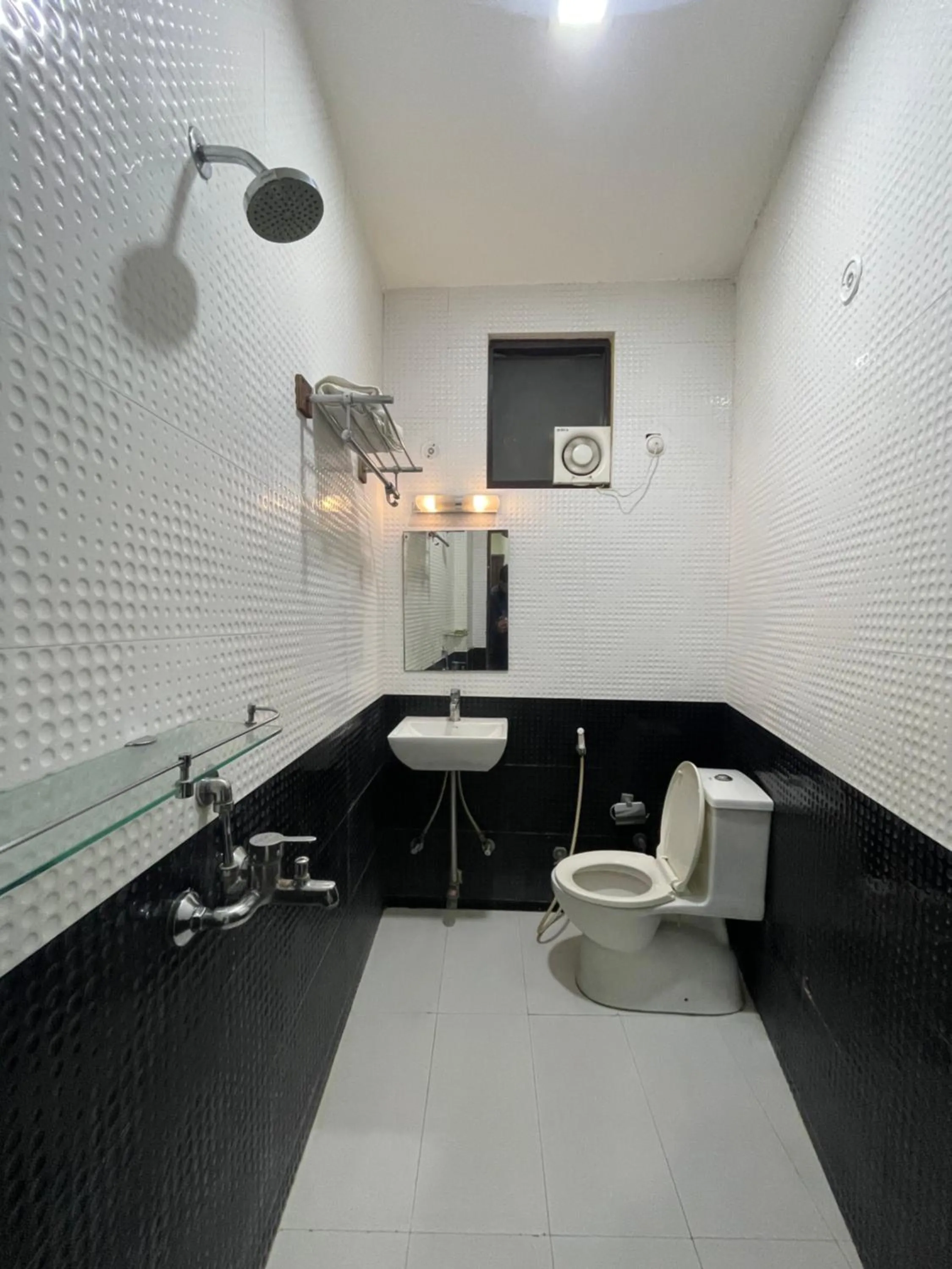 Shower in Hotel Opal Courtyard