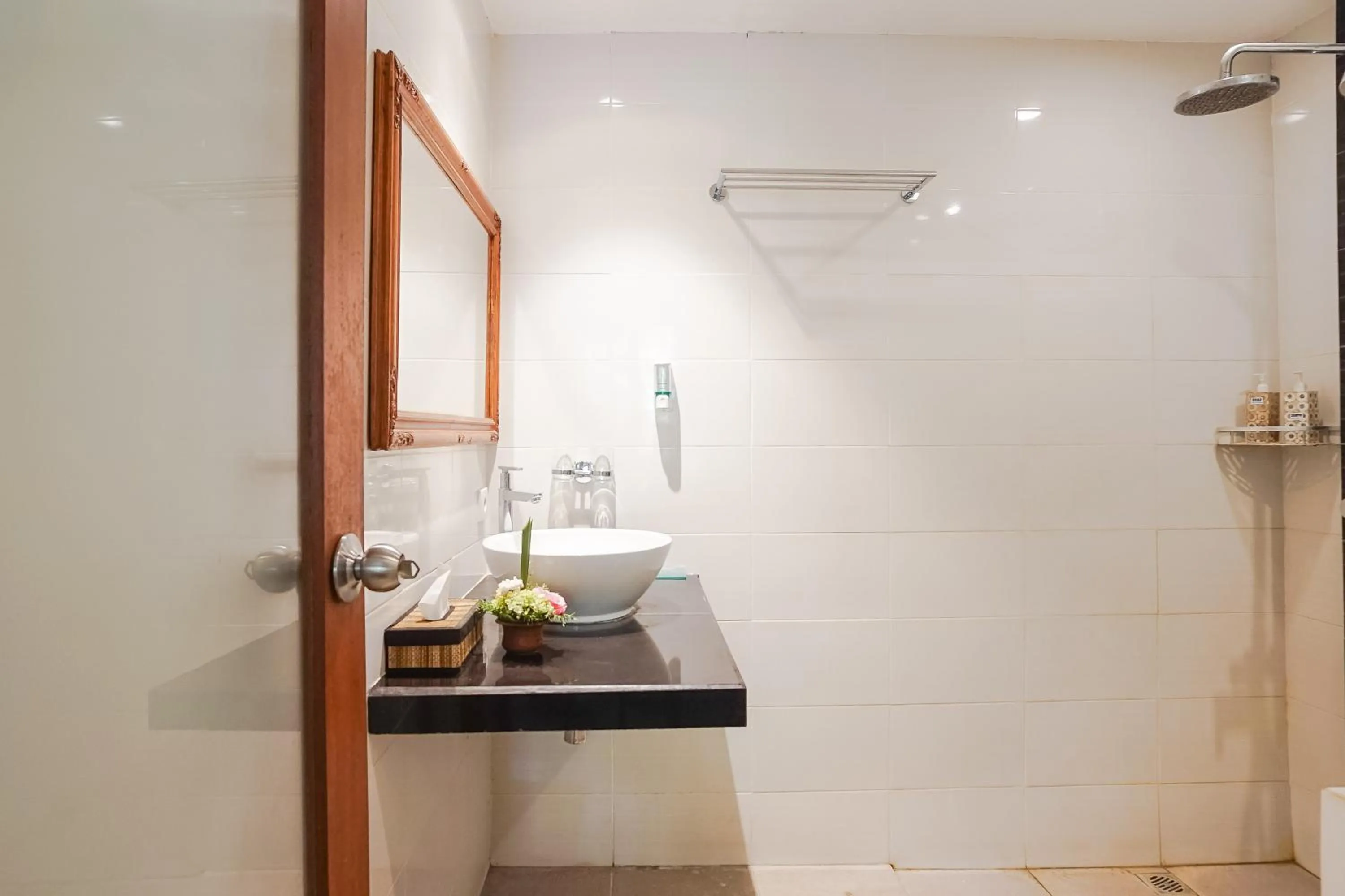 Shower in Wayan Homestay Sanur