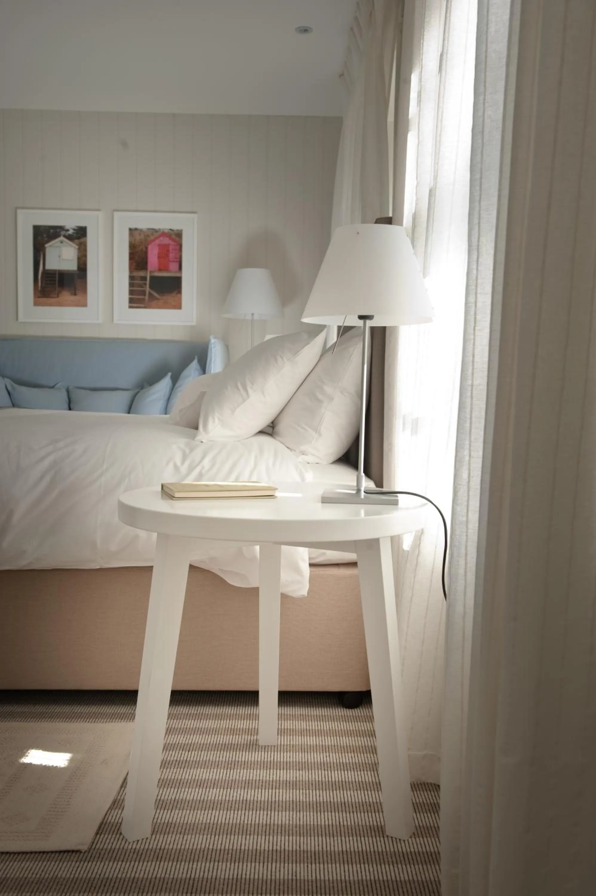 Seating area, Bed in The Crown Hotel