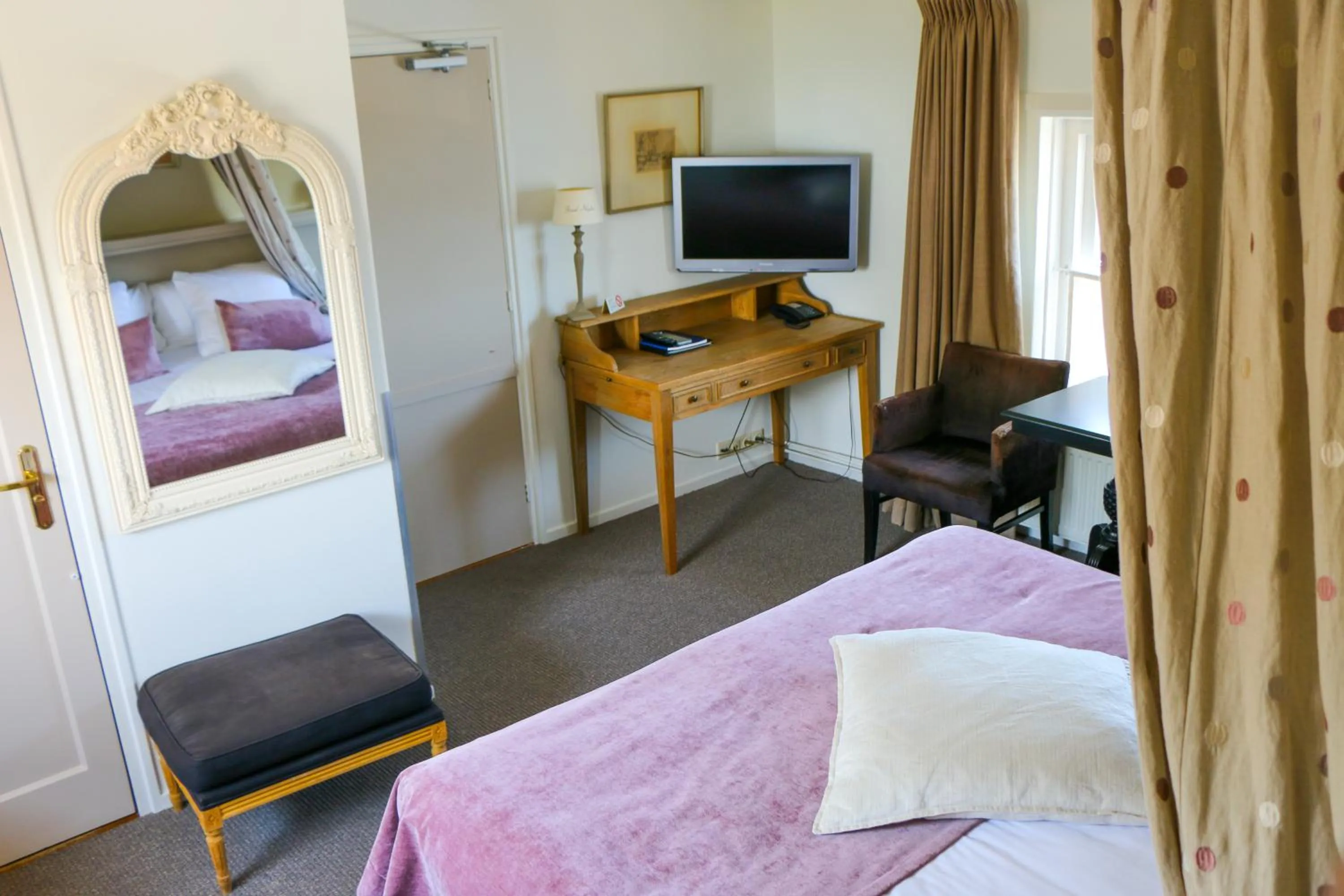 Photo of the whole room, Bed in Auberge de Campveerse Toren