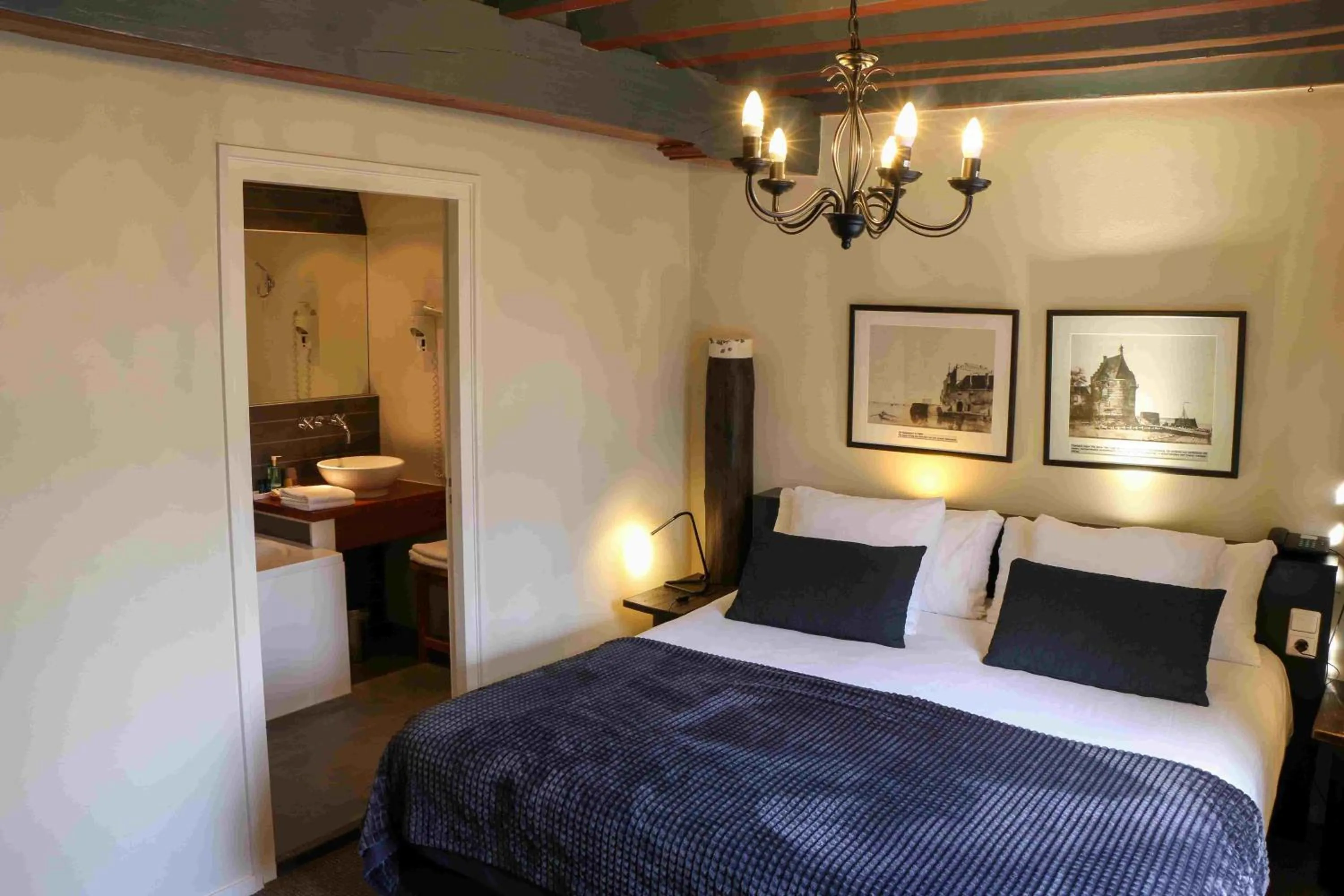 Photo of the whole room, Bed in Auberge de Campveerse Toren