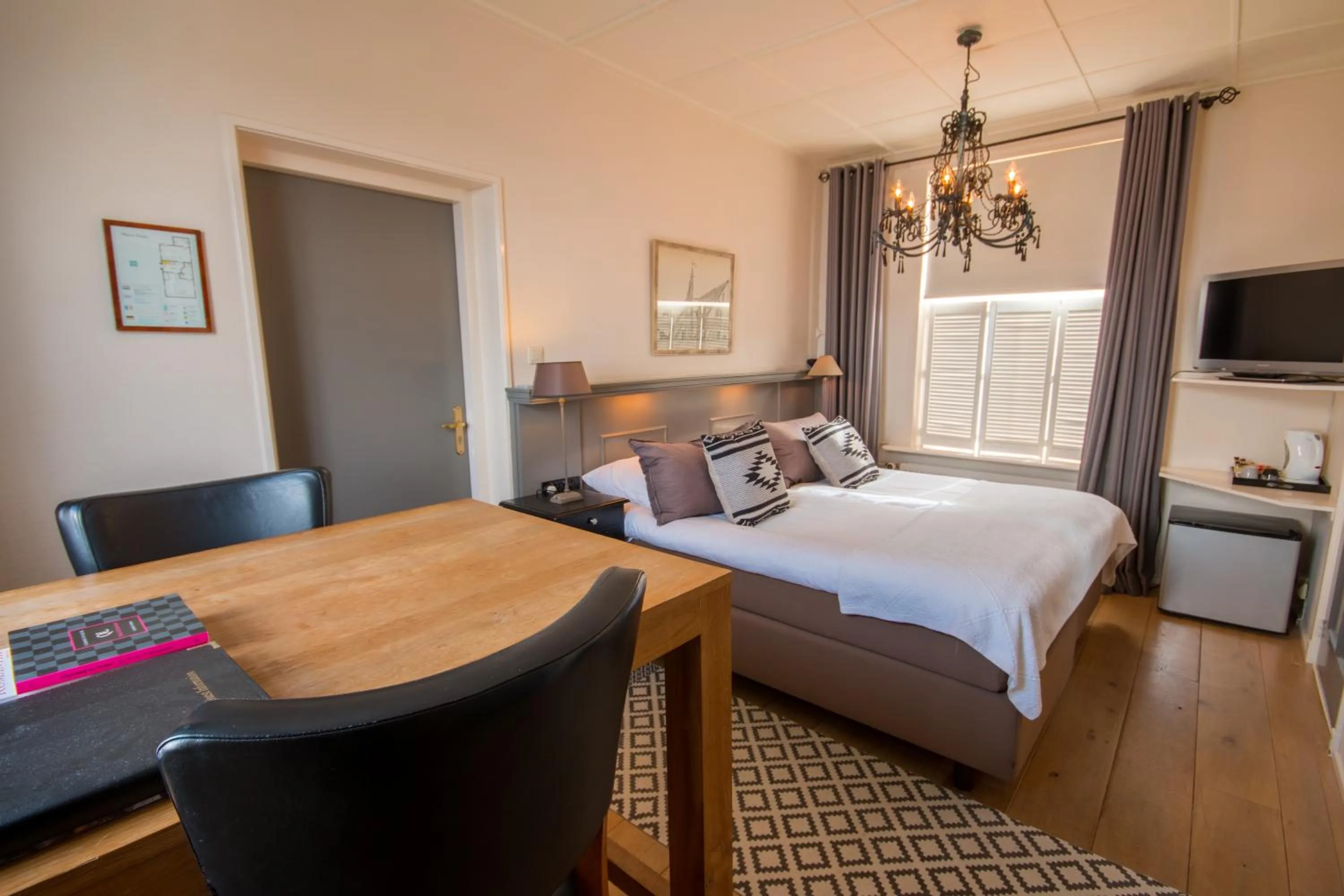 Photo of the whole room, Bed in Auberge de Campveerse Toren