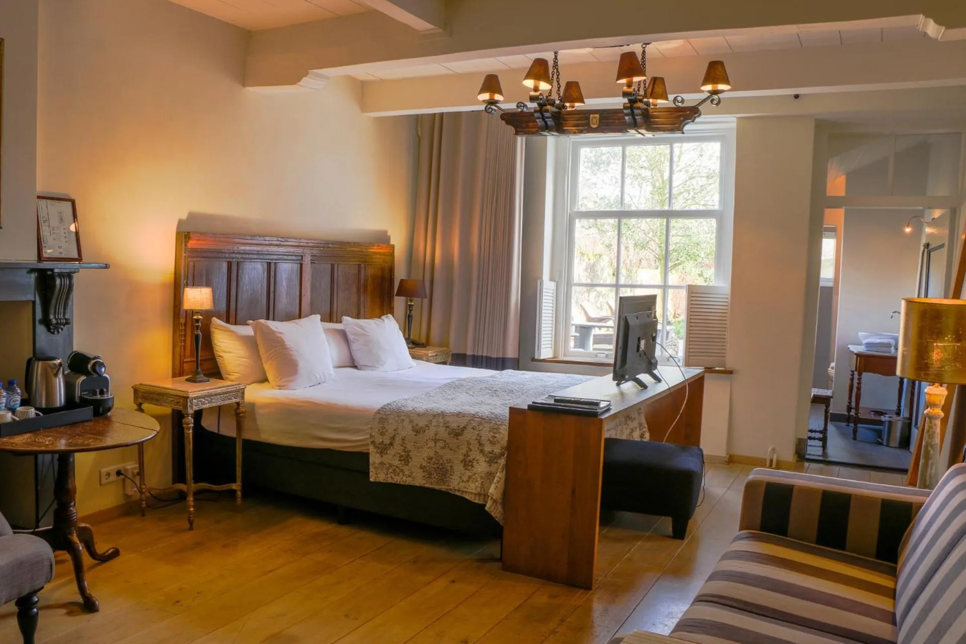 Photo of the whole room, Bed in Auberge de Campveerse Toren