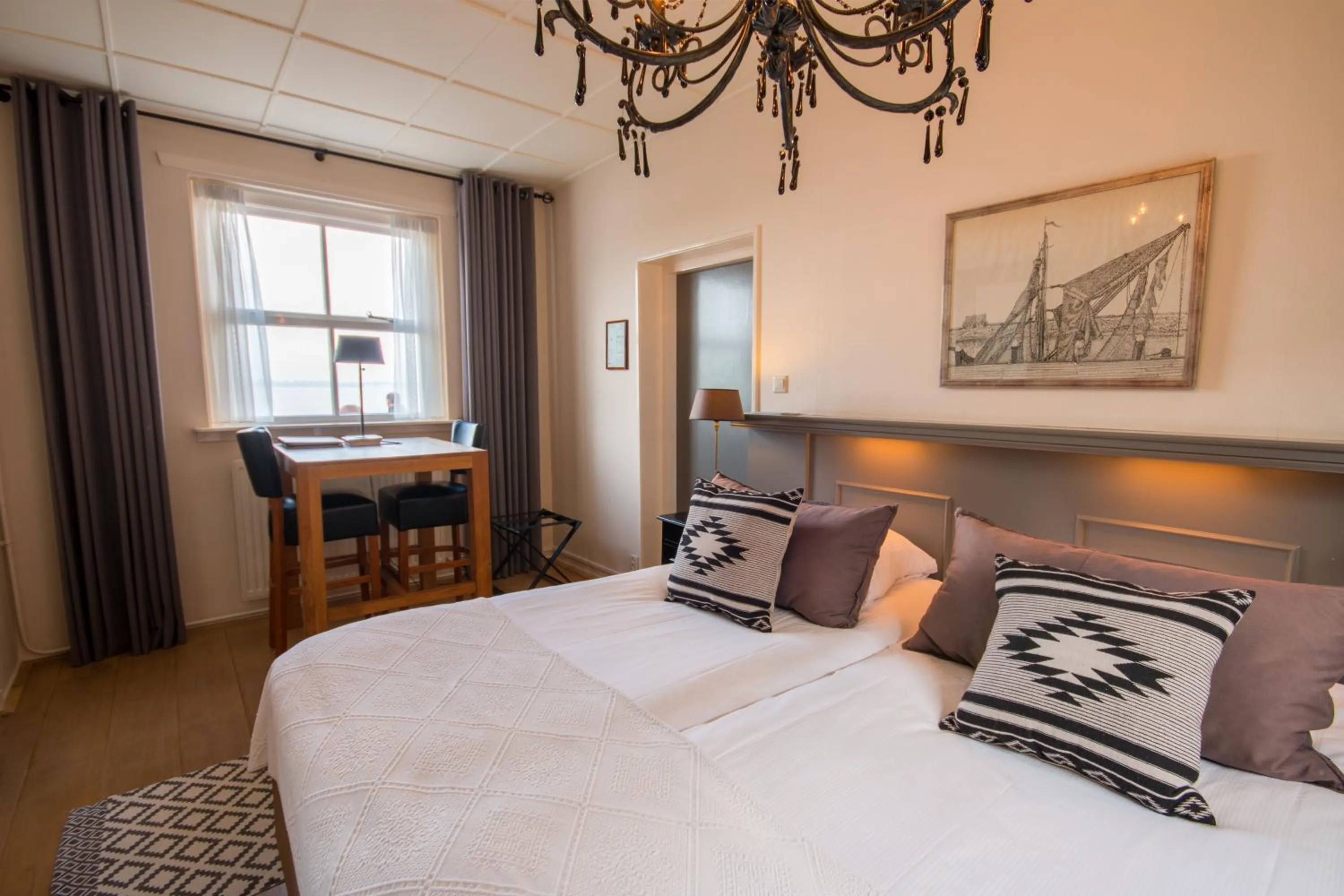 Photo of the whole room, Bed in Auberge de Campveerse Toren