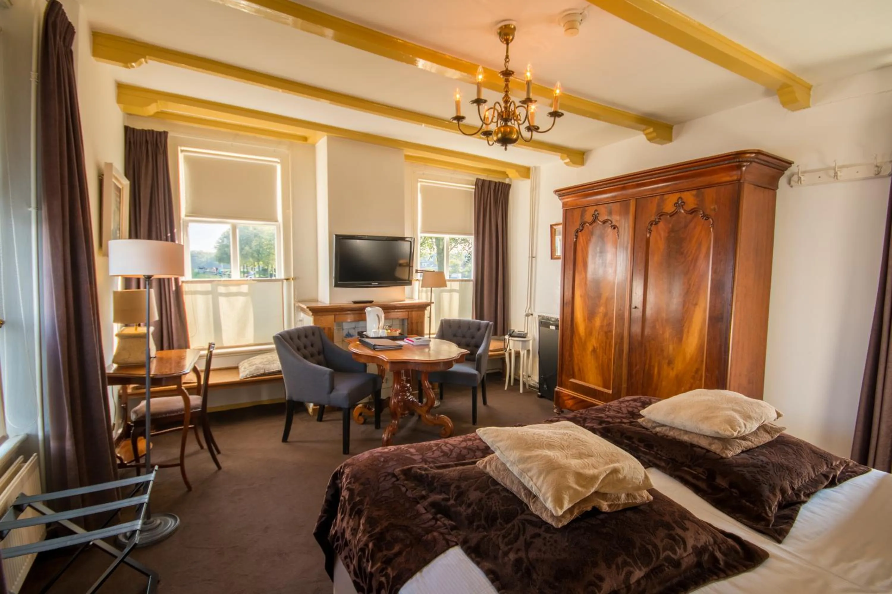 Seating area, Bed in Auberge de Campveerse Toren