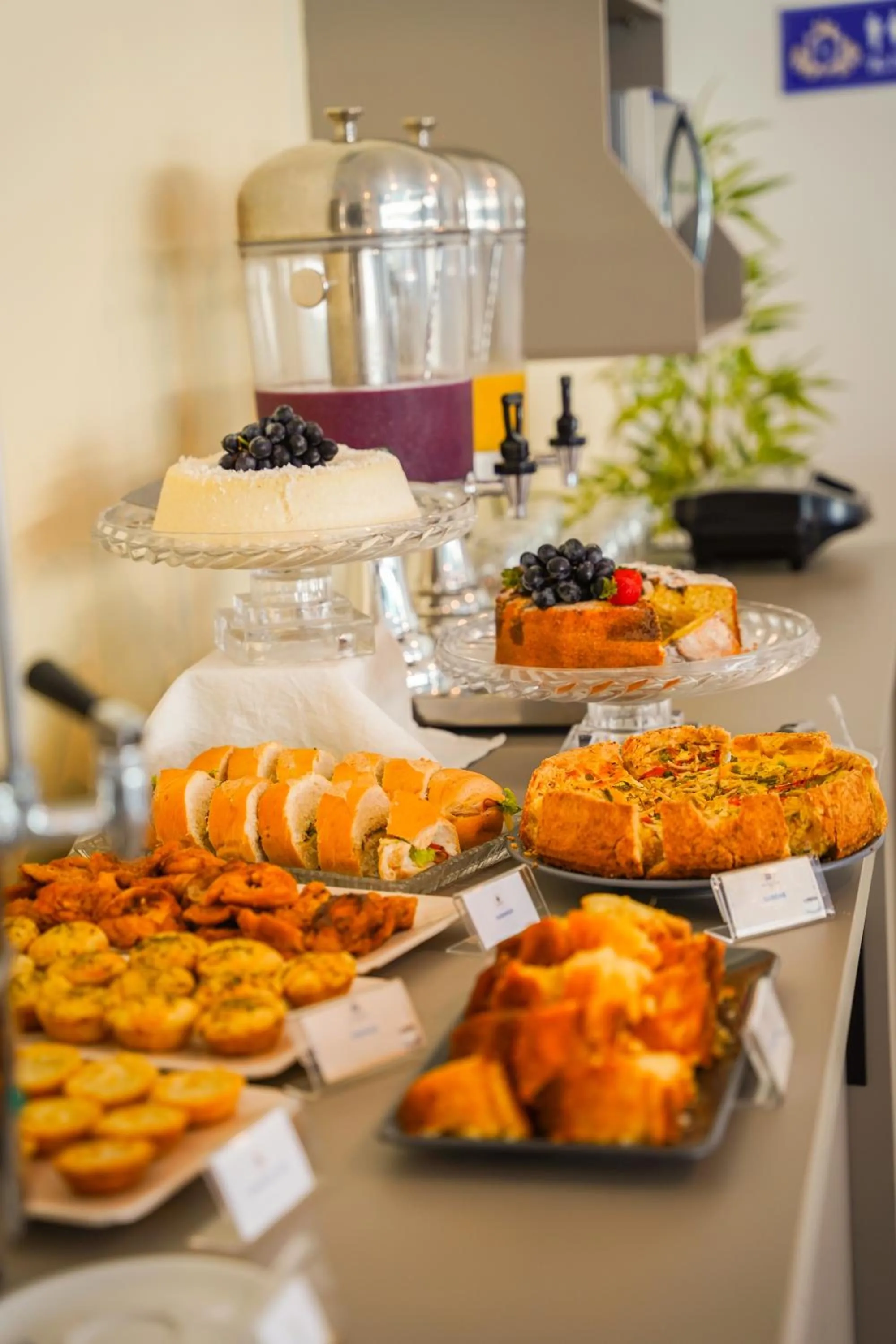 Restaurant/places to eat in EL SHADDAI HOTEL