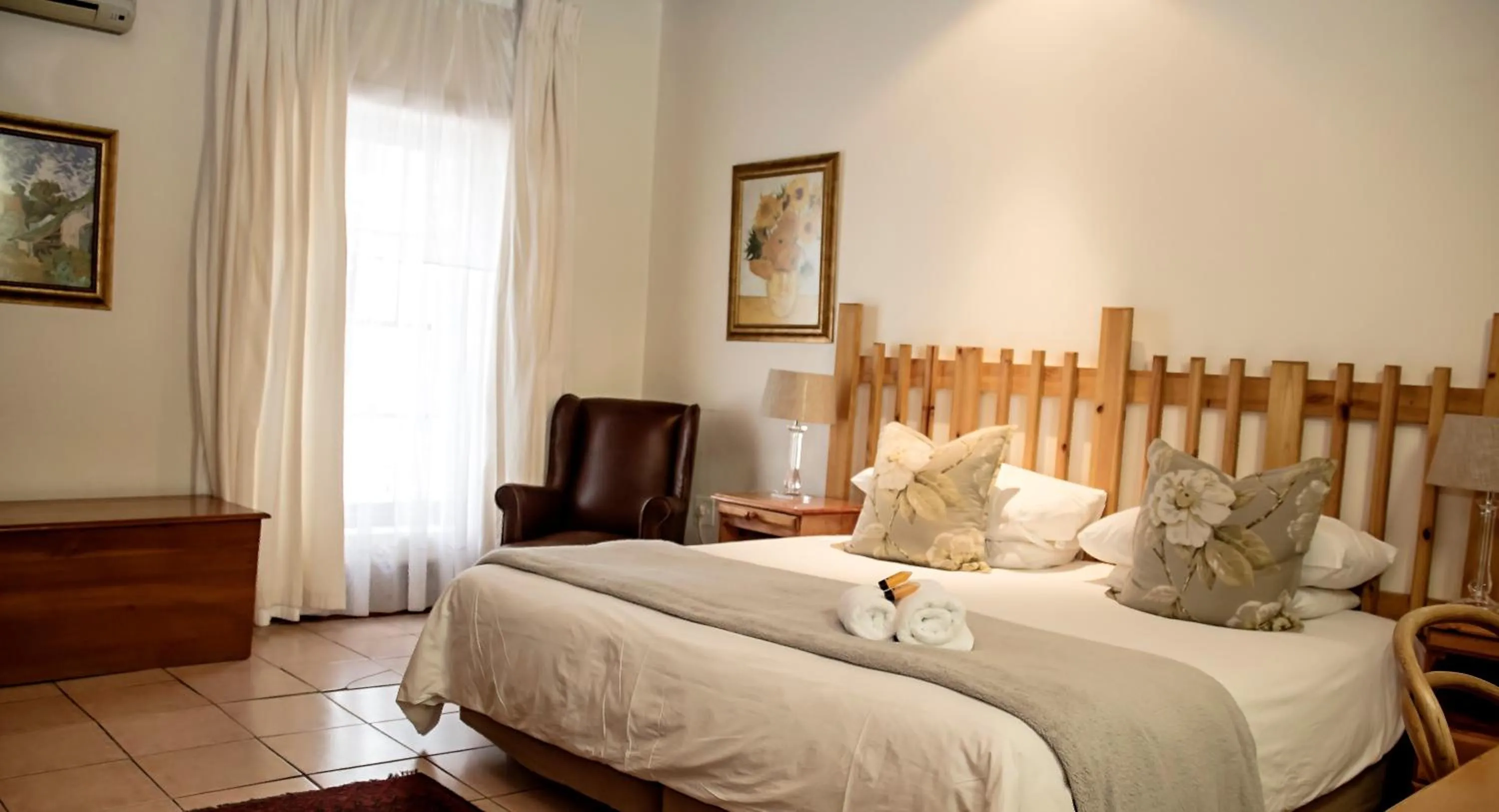 Photo of the whole room, Bed in Matoppo Inn