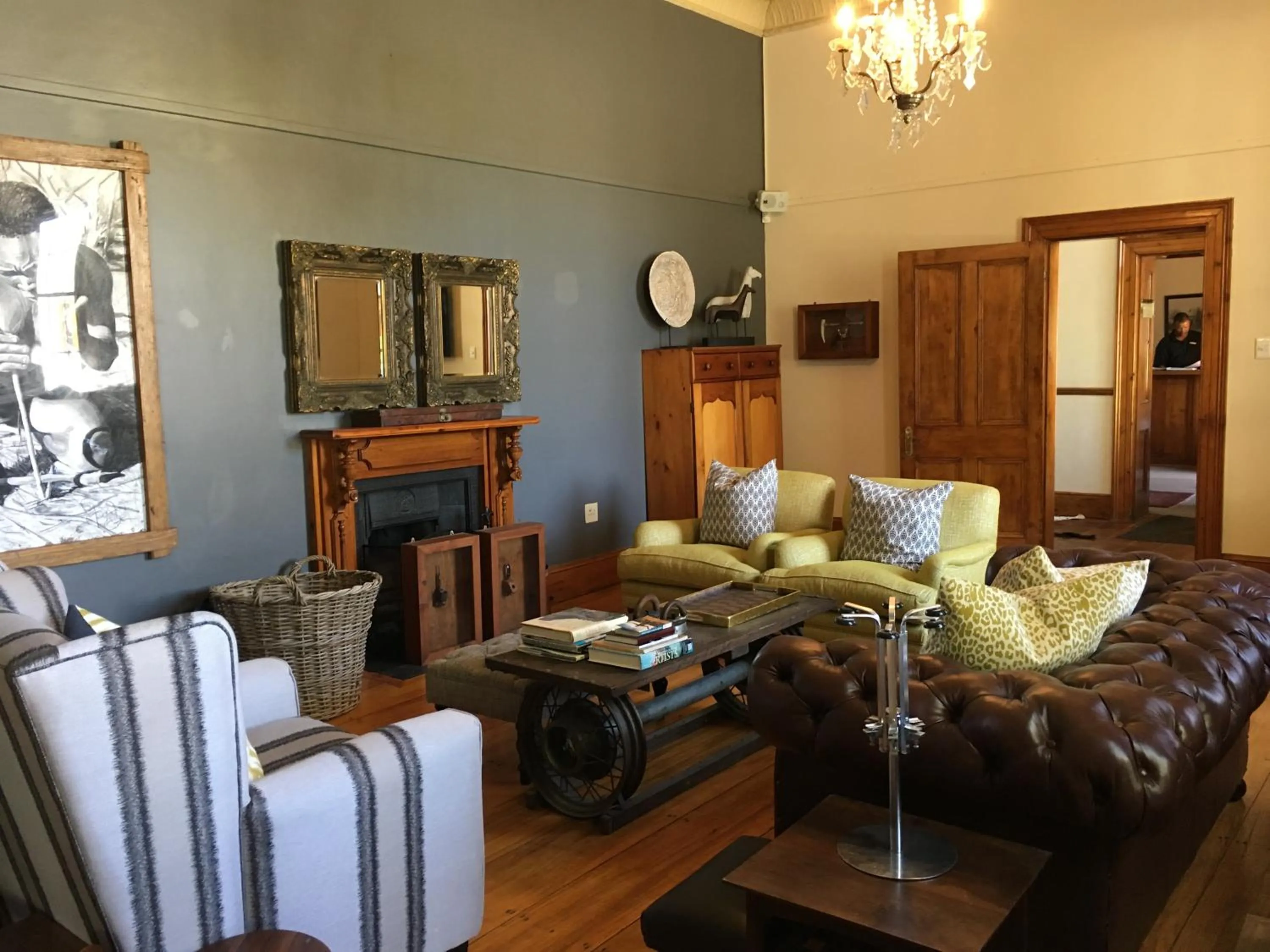 Communal lounge/ TV room in Matoppo Inn