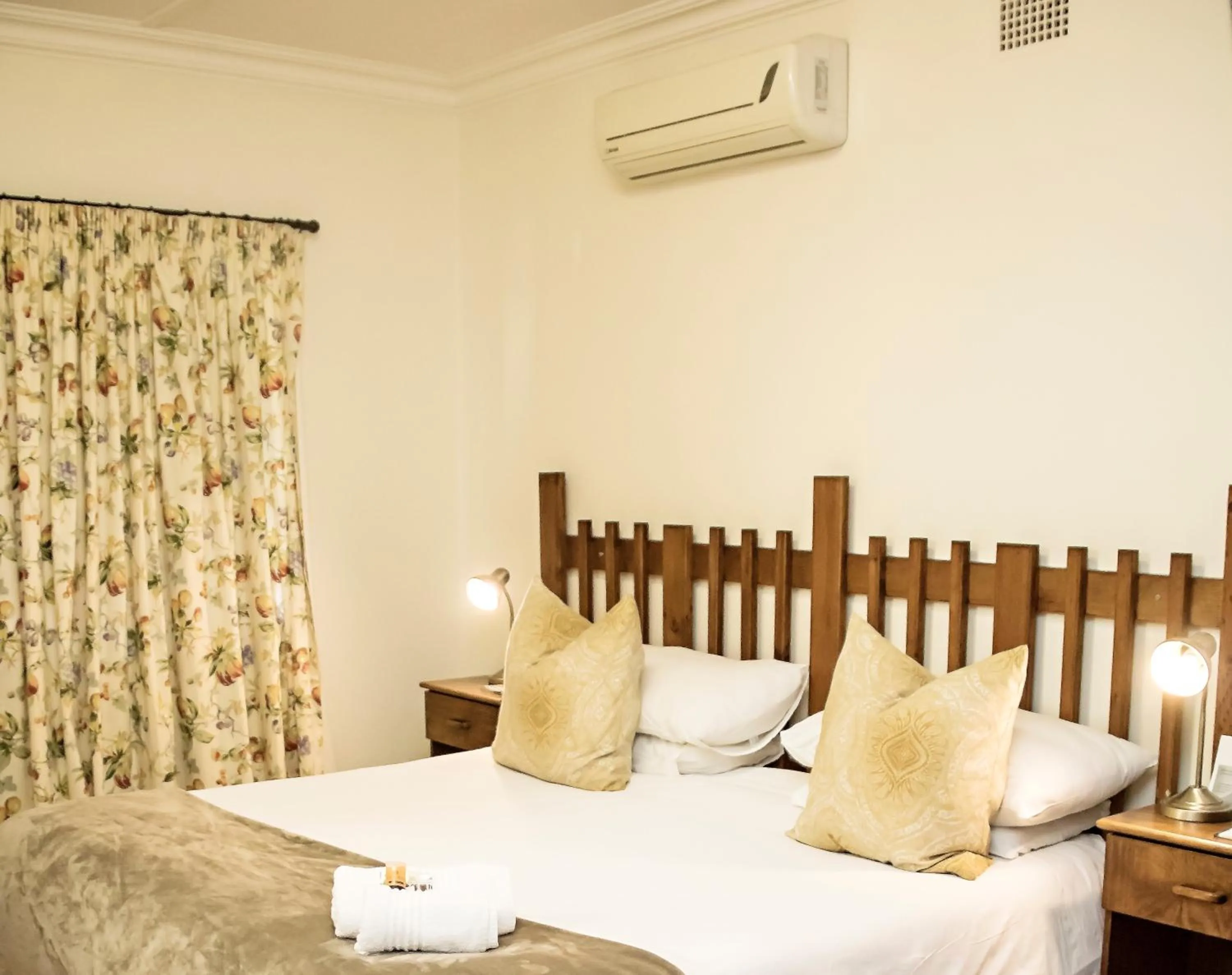 Bedroom, Bed in Matoppo Inn