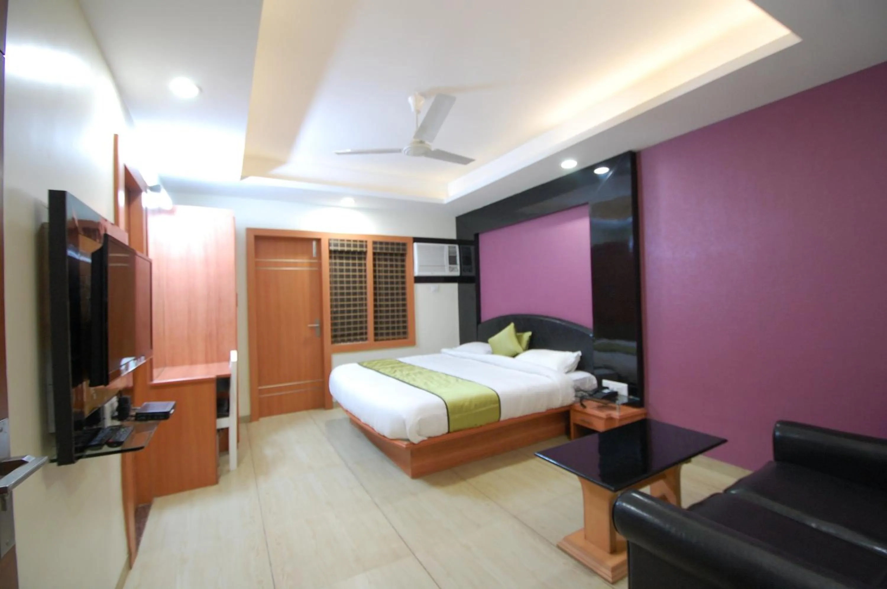 Photo of the whole room, Bed in Hotel Ambassador