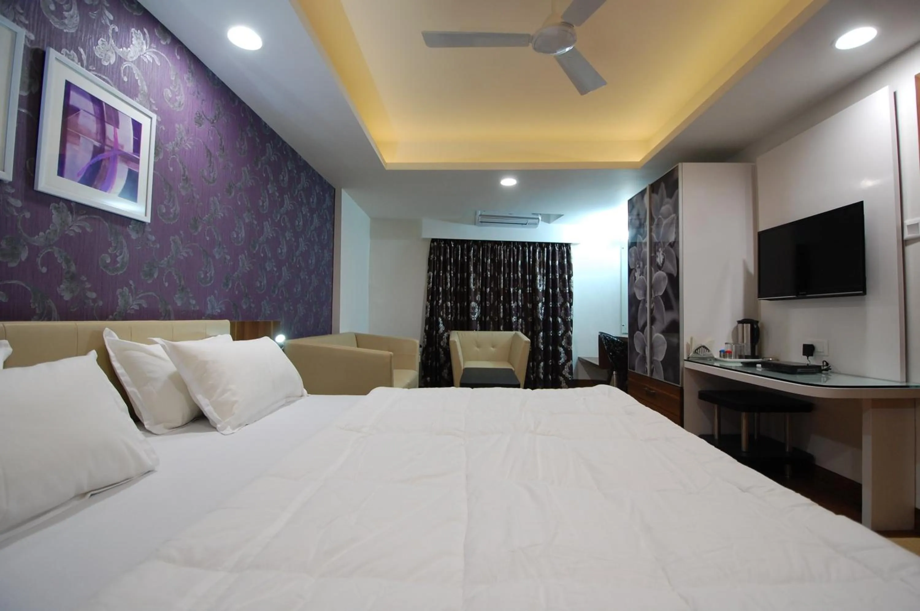 Photo of the whole room, Bed in Hotel Ambassador