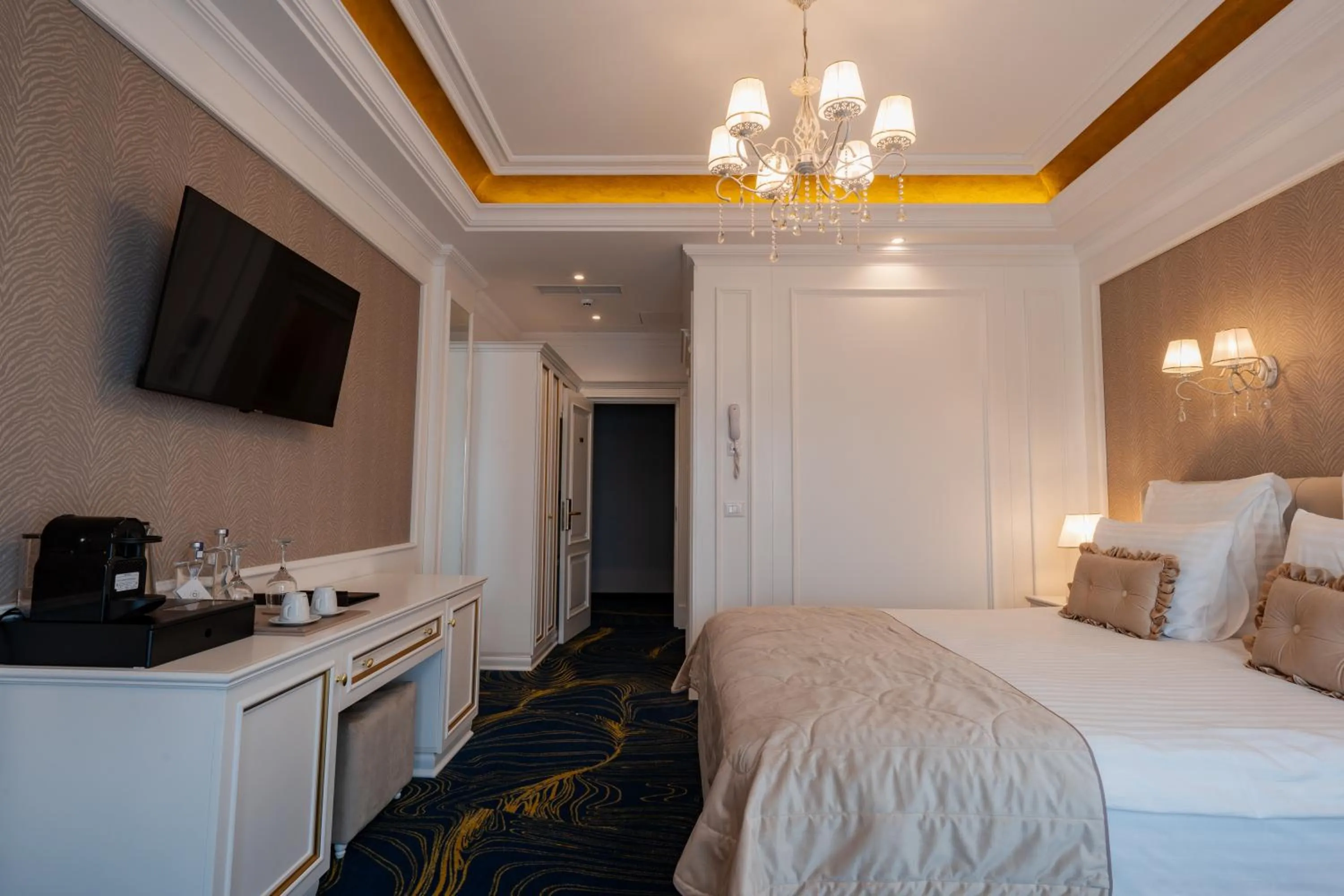 TV and multimedia, Bed in Hotel NOBLESSE Boutique&Spa