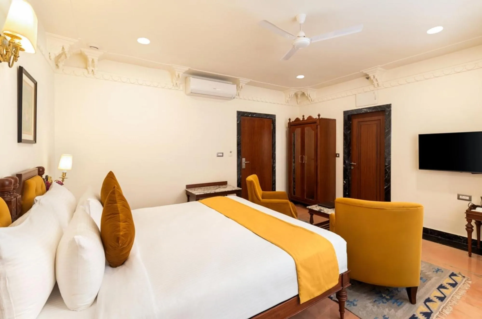 Bed in Chunda Haveli