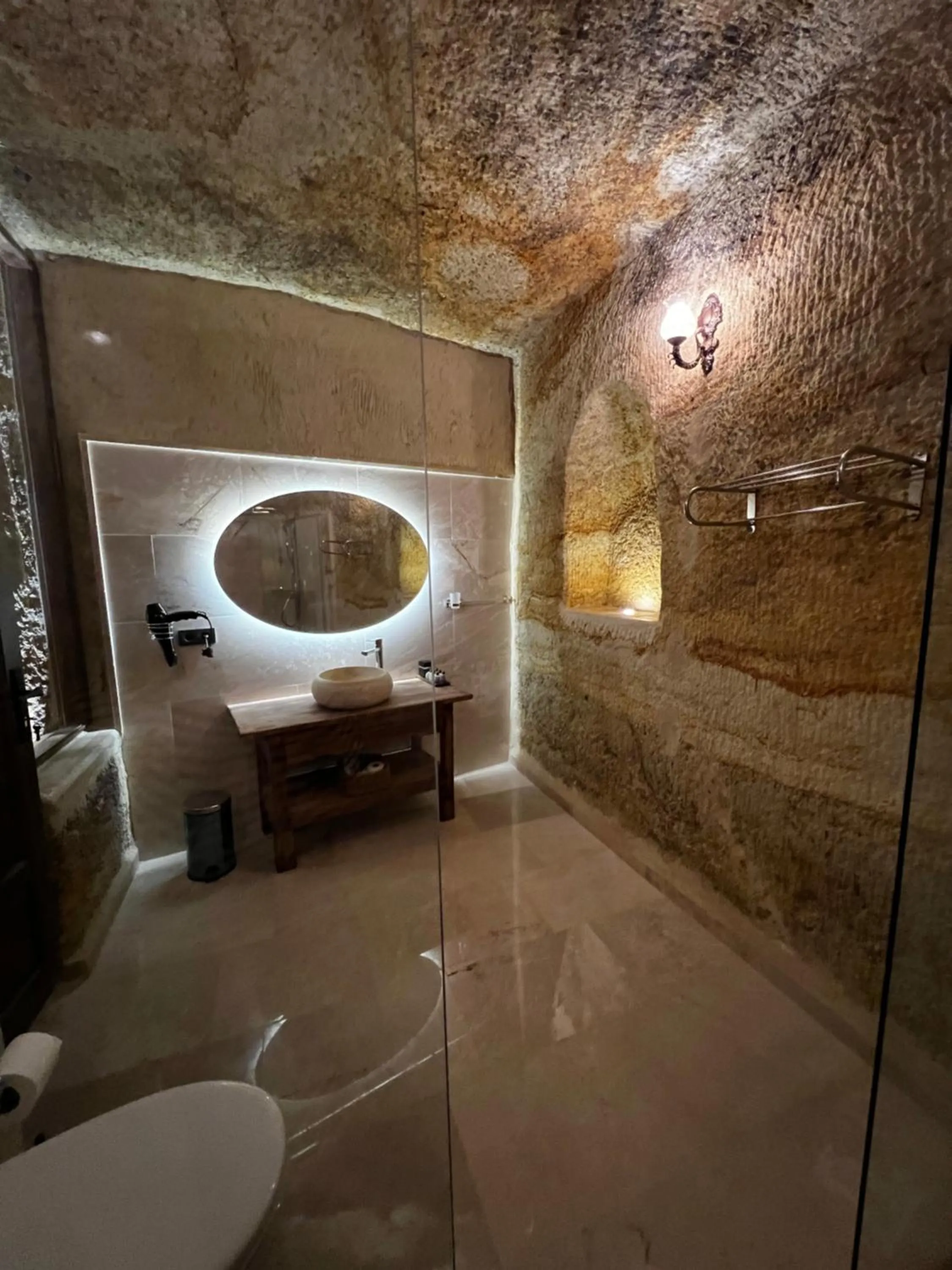 Bathroom in Chakra Special Caves