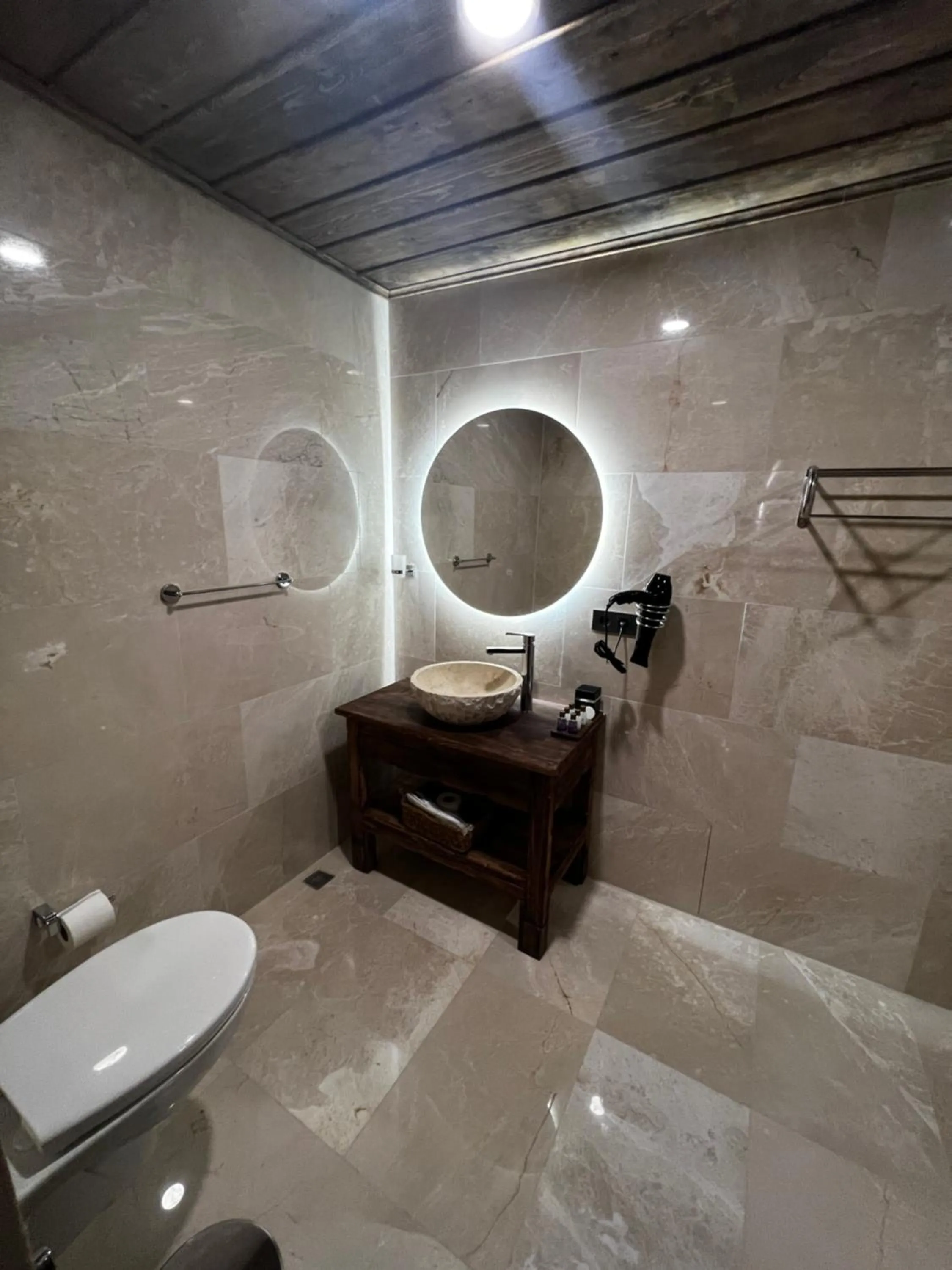 Bathroom in Chakra Special Caves