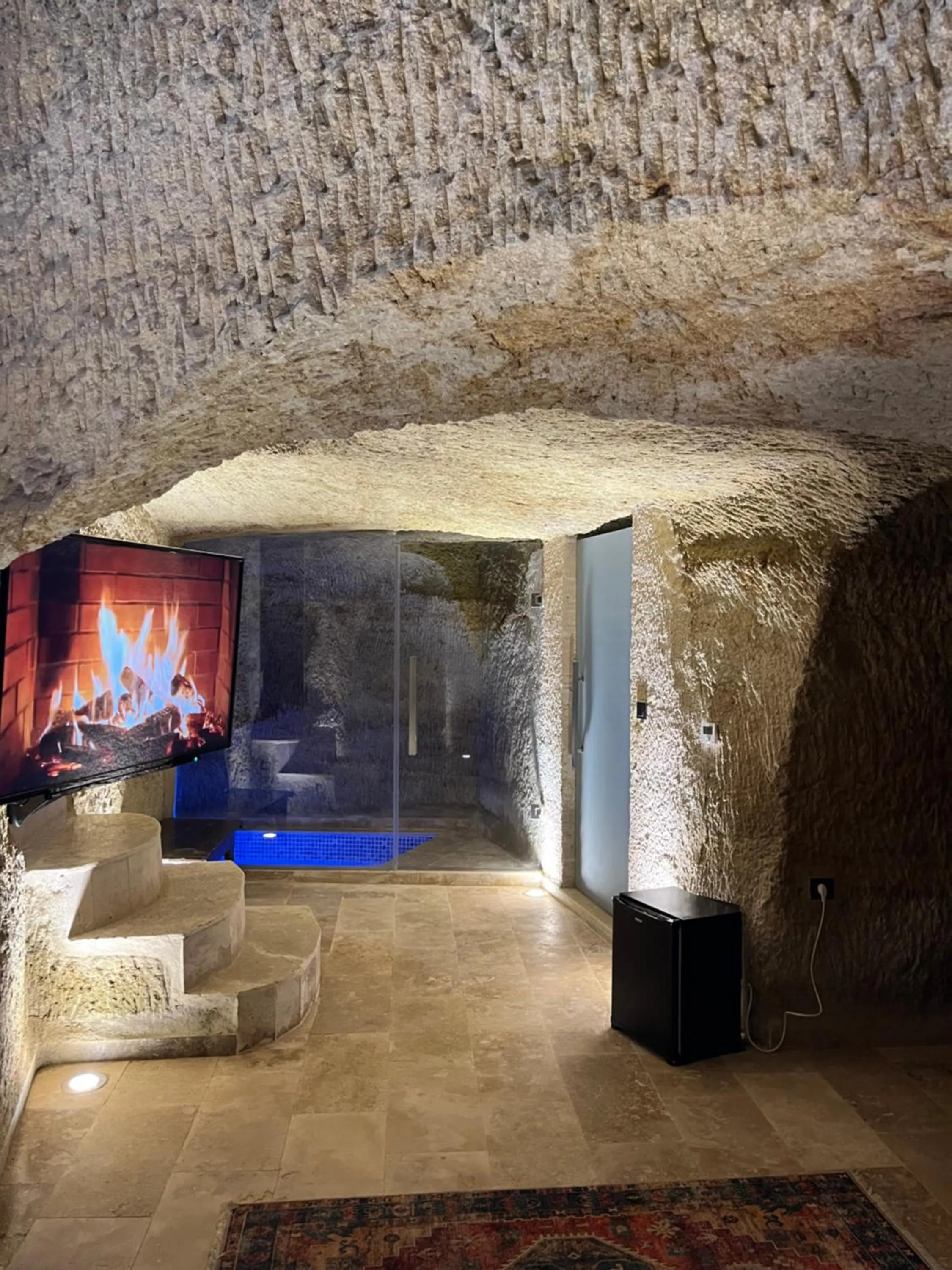 Photo of the whole room in Chakra Special Caves