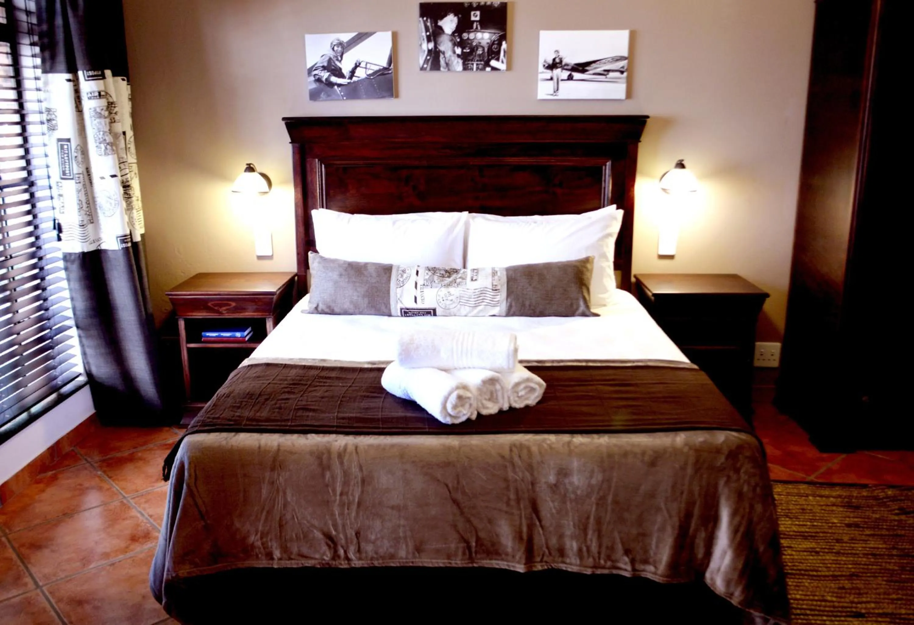 Photo of the whole room, Bed in Barnstormers Rest